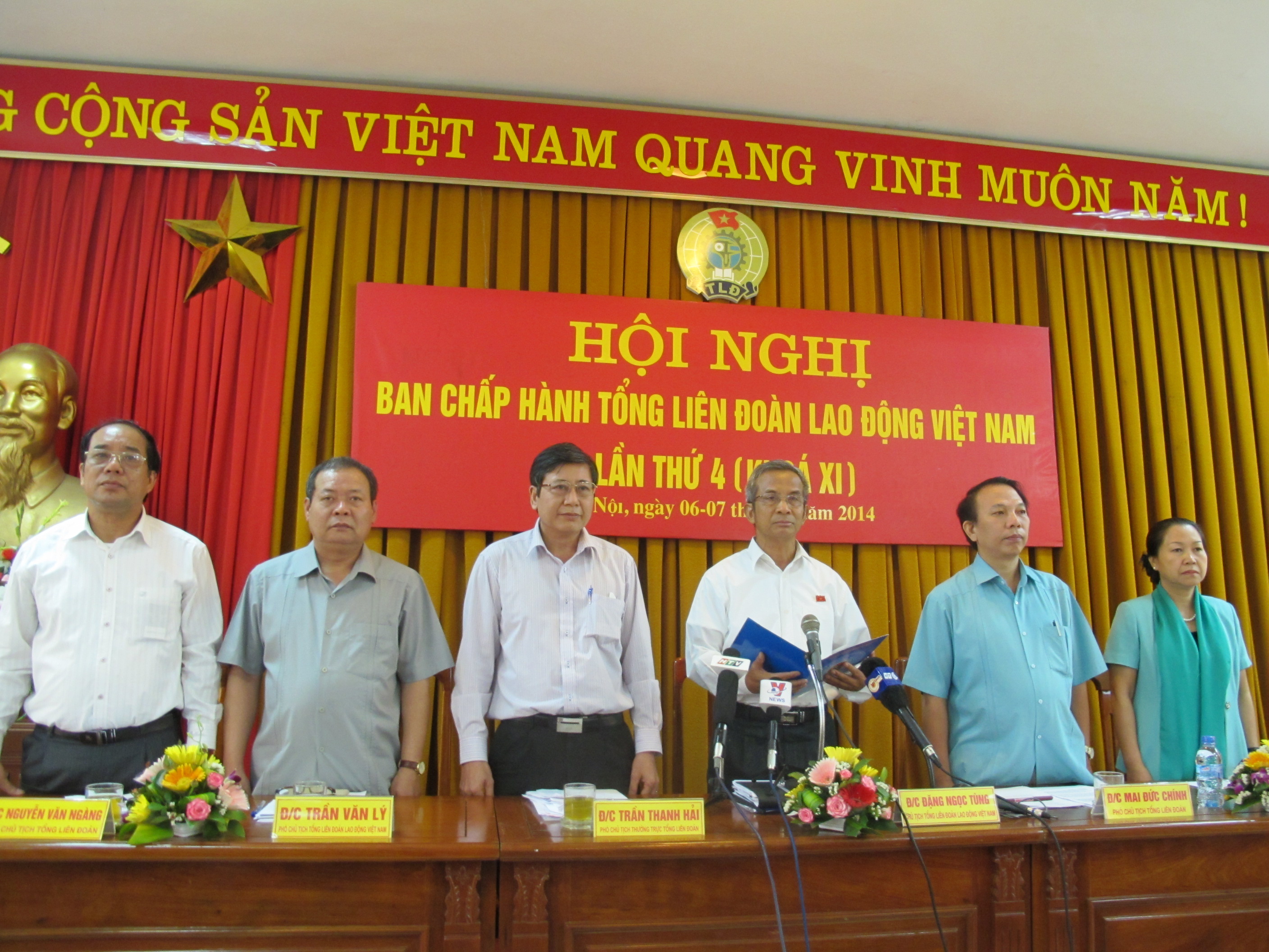 &Ocirc;ng Đặng Ngọc T&ugrave;ng (thứ 3 từ phải sang) đọc Tuy&ecirc;n bố của Tổng LĐLĐ Việt Nam phản đối Trung Quốc đặt gi&agrave;n khoan Hải Dương 981 trong v&ugrave;ng biển của Việt Nam. ảnh Văn Duẩn