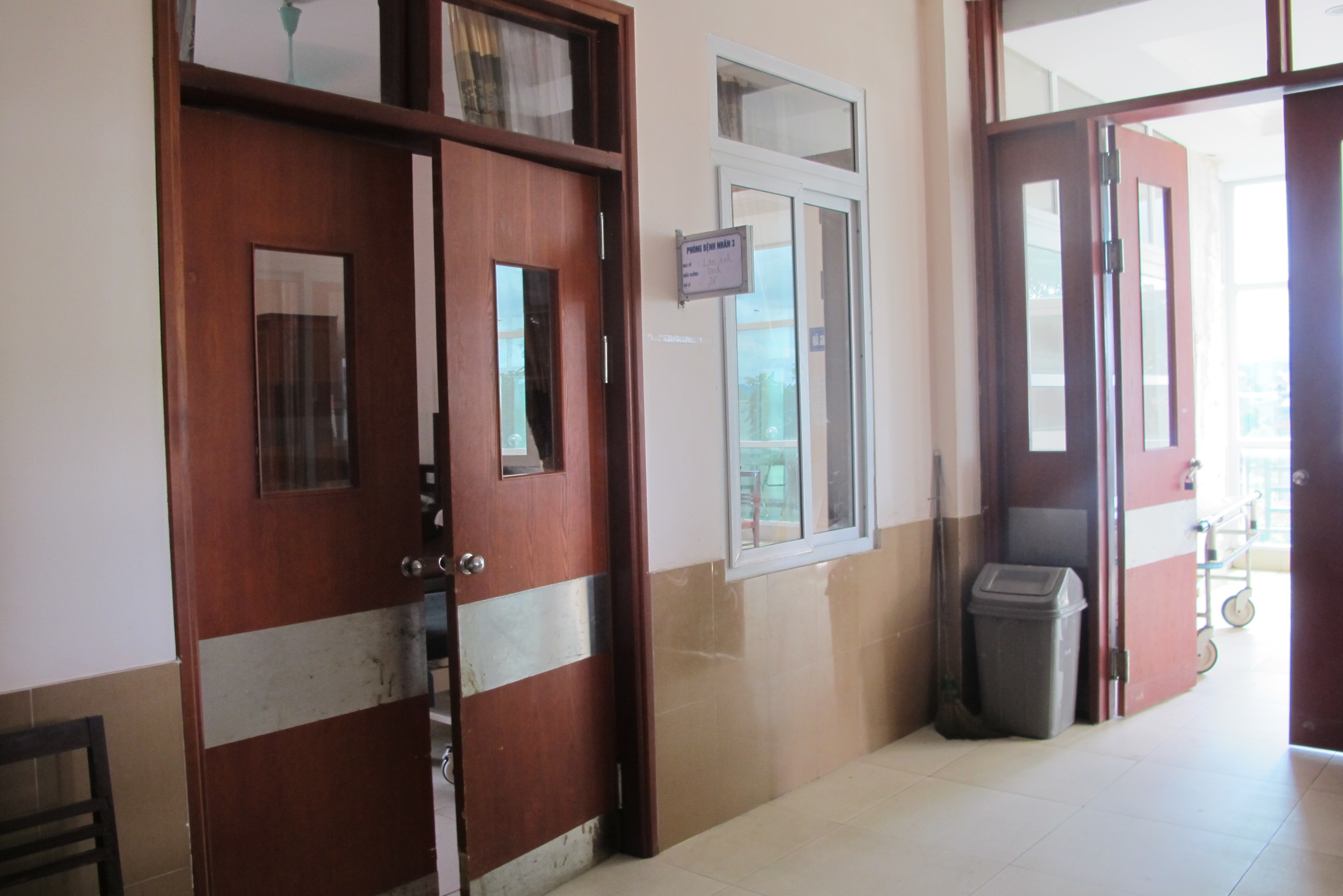 Khu vực b&ecirc;n ngo&agrave;i ph&ograve;ng điều trị