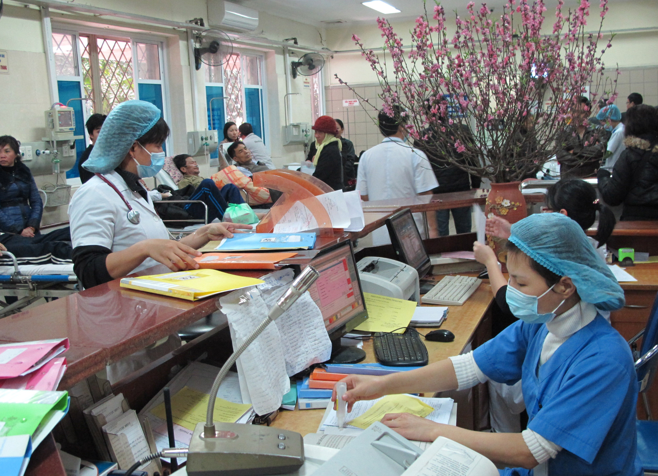 Bệnh nh&acirc;n cấp cứu trong những ng&agrave;y tết đ&ocirc;ng nghịt (Ảnh chụp tại Khoa- Cấp cứu - BV Bạch Mai)