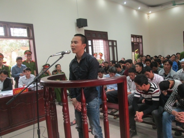 Bị c&aacute;o Phạm Văn Th&agrave;nh tố m&igrave;nh bị 2 chiến sĩ c&ocirc;ng an &eacute;p cung