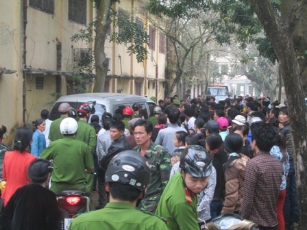 Trong thời gian nghỉ x&eacute;t xử buổi trưa, h&agrave;ng trăm người d&acirc;n x&atilde; Quảng Nham đ&atilde; vay k&iacute;n xe chở gia đ&igrave;nh bị hại g&agrave;o th&eacute;t cho rằng họ ch&iacute;nh l&agrave; nguy&ecirc;n nh&acirc;n dẫn đến cuộc hỗn chiến