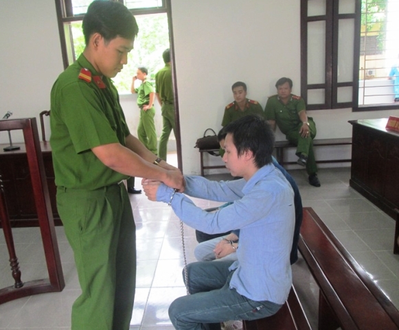 Gọi bé gái 11 tuổi vào nhà hiếp dâm