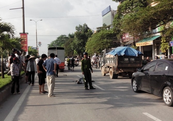 Xe máy va chạm với xe tải, 1 người chết, 1 người nguy kịch