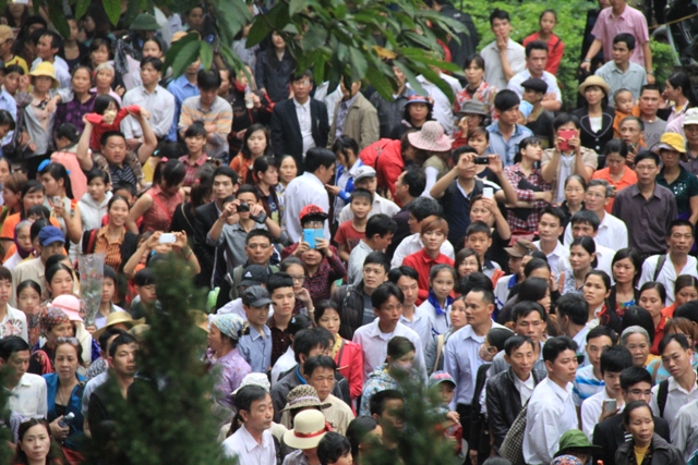 Biển người trong ng&agrave;y Giỗ Tổ