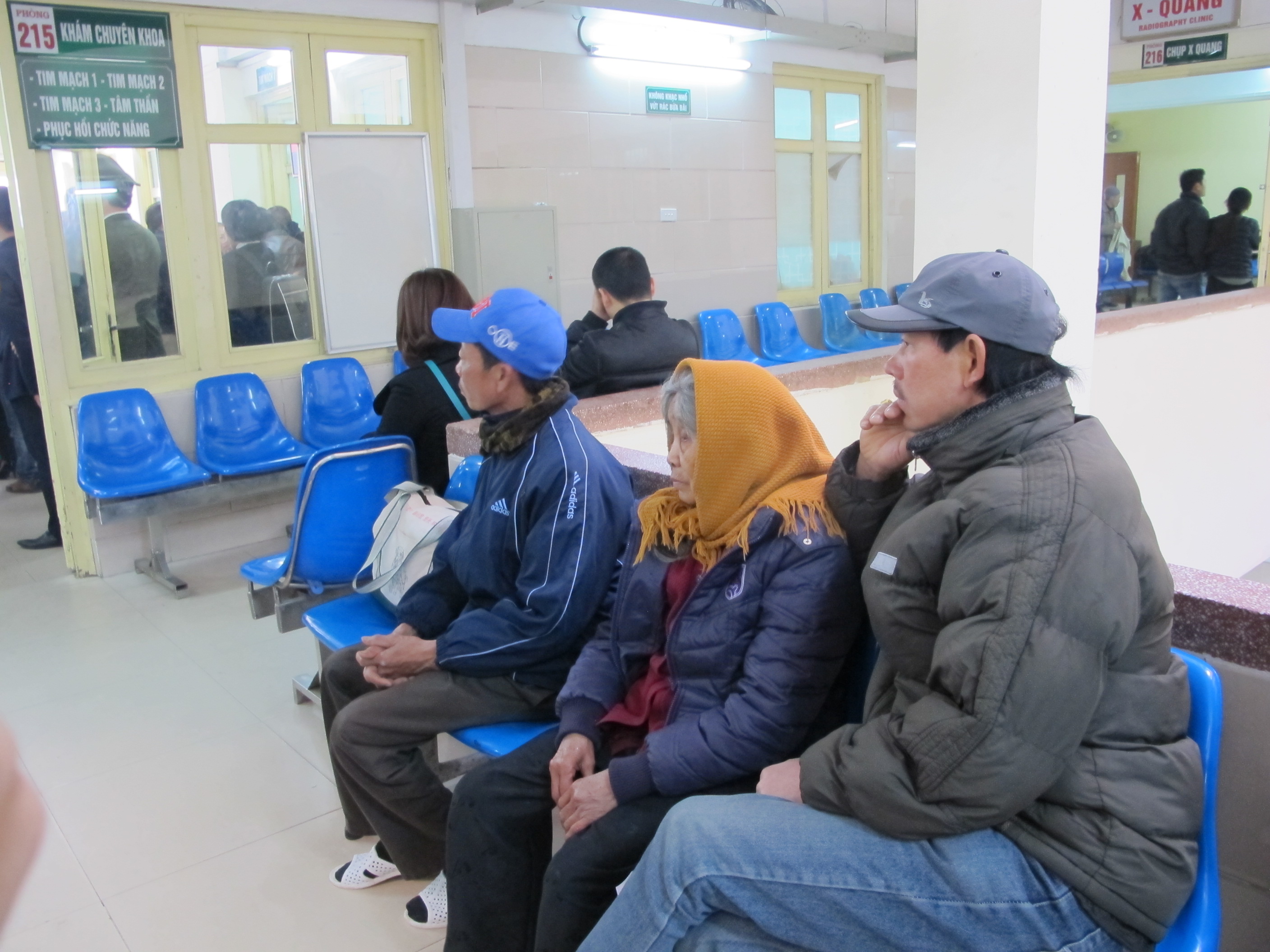 Bệnh nh&acirc;n n&agrave;y cố gắng kh&aacute;m cho xong để về nh&agrave; y&ecirc;n t&acirc;m ăn Tết