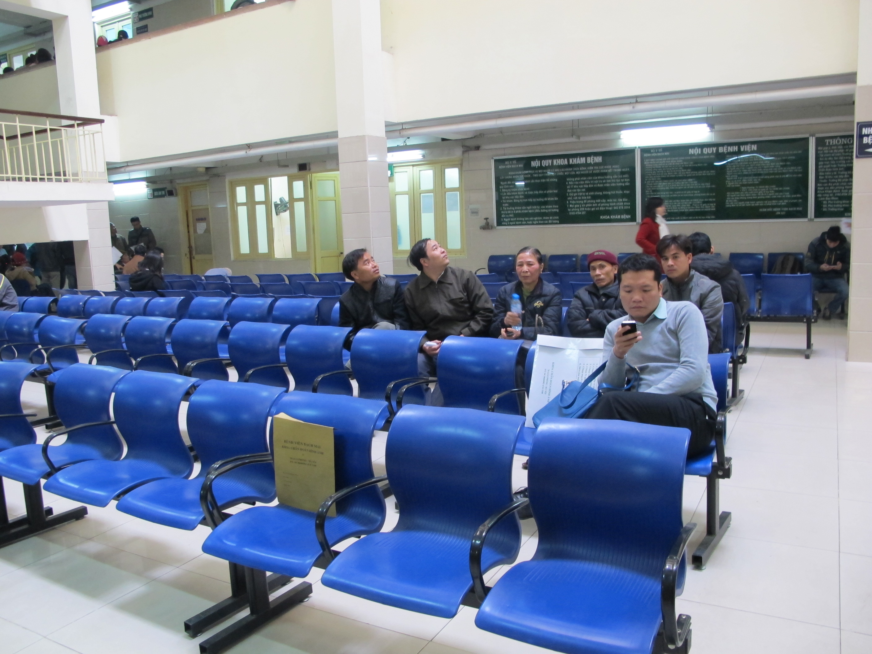 Kh&ocirc;ng c&ograve;n cảnh c&aacute;c h&agrave;ng ghế k&iacute;n đặc, chen ch&uacute;c chờ kh&aacute;m ở BV trong những ng&agrave;y Tết