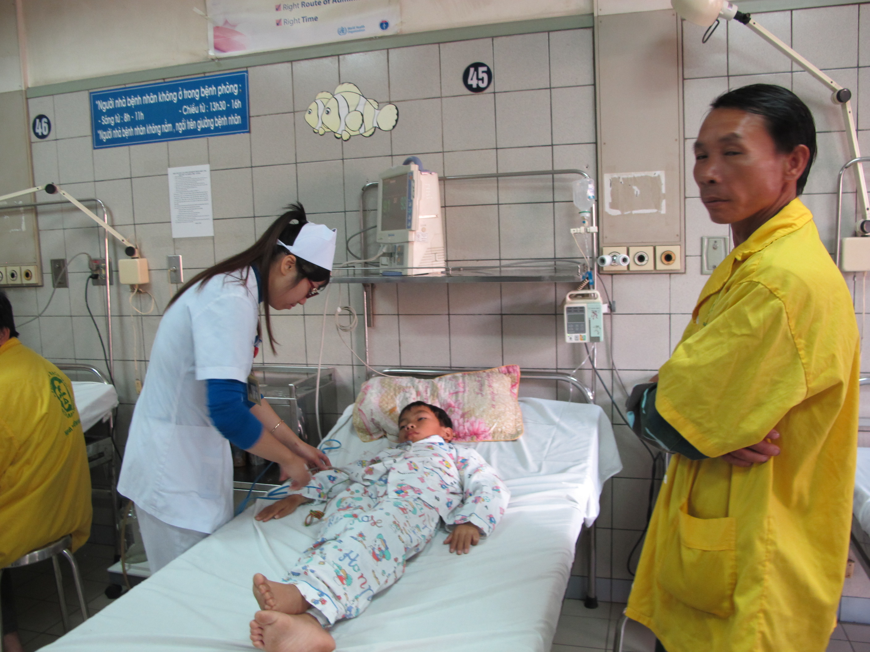 Nh&igrave;n những người c&ugrave;ng ph&ograve;ng được b&aacute;c sĩ cho con xuất hiện về nh&agrave; người đ&agrave;n &ocirc;ng n&agrave;y kh&ocirc;ng khỏi chạnh l&ograve;ng...