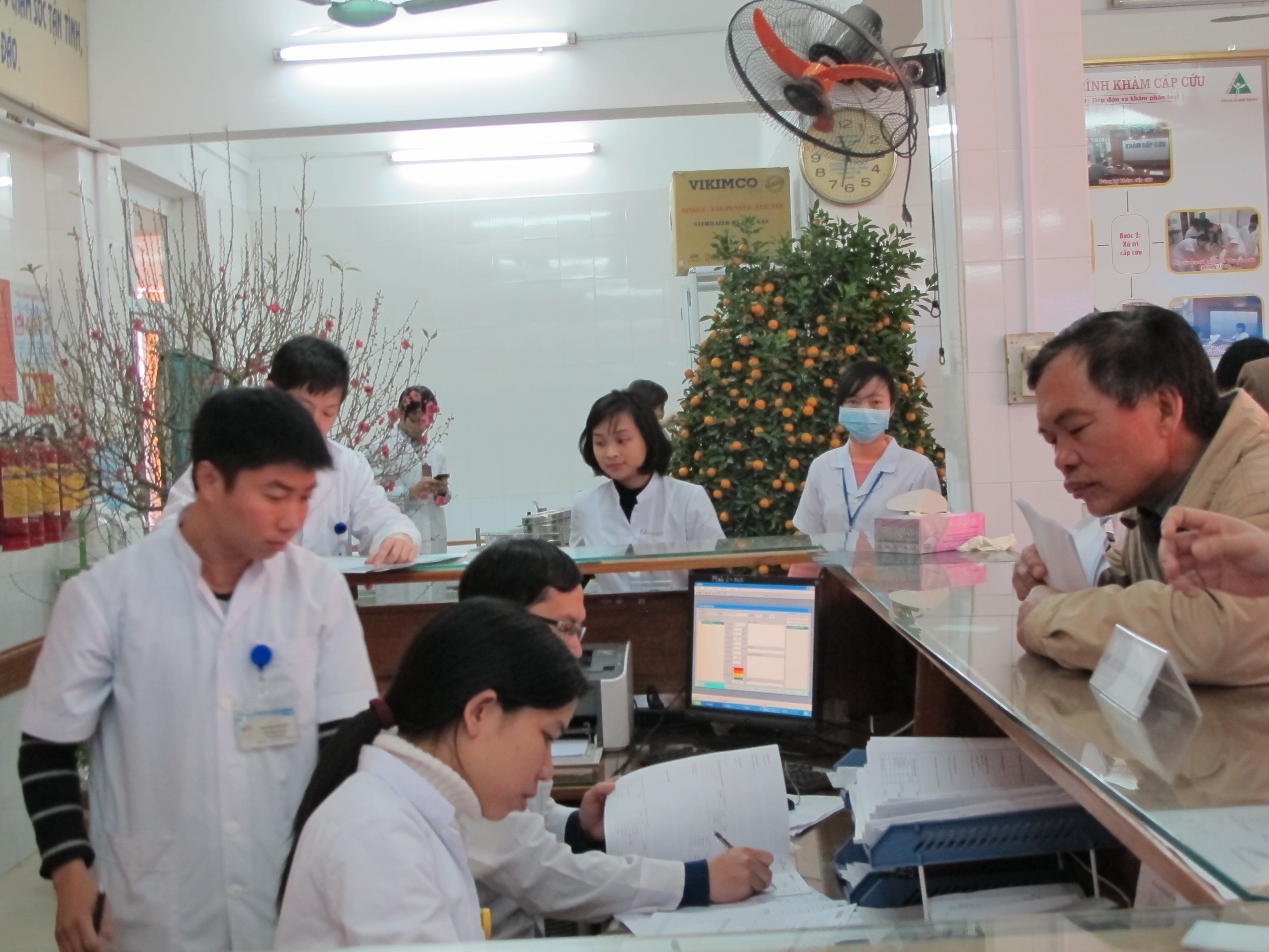 Bệnh nh&acirc;n cấp cứu vẫn dồn dập v&agrave;o những ng&agrave;y cuối năm tại BV Việt Đức