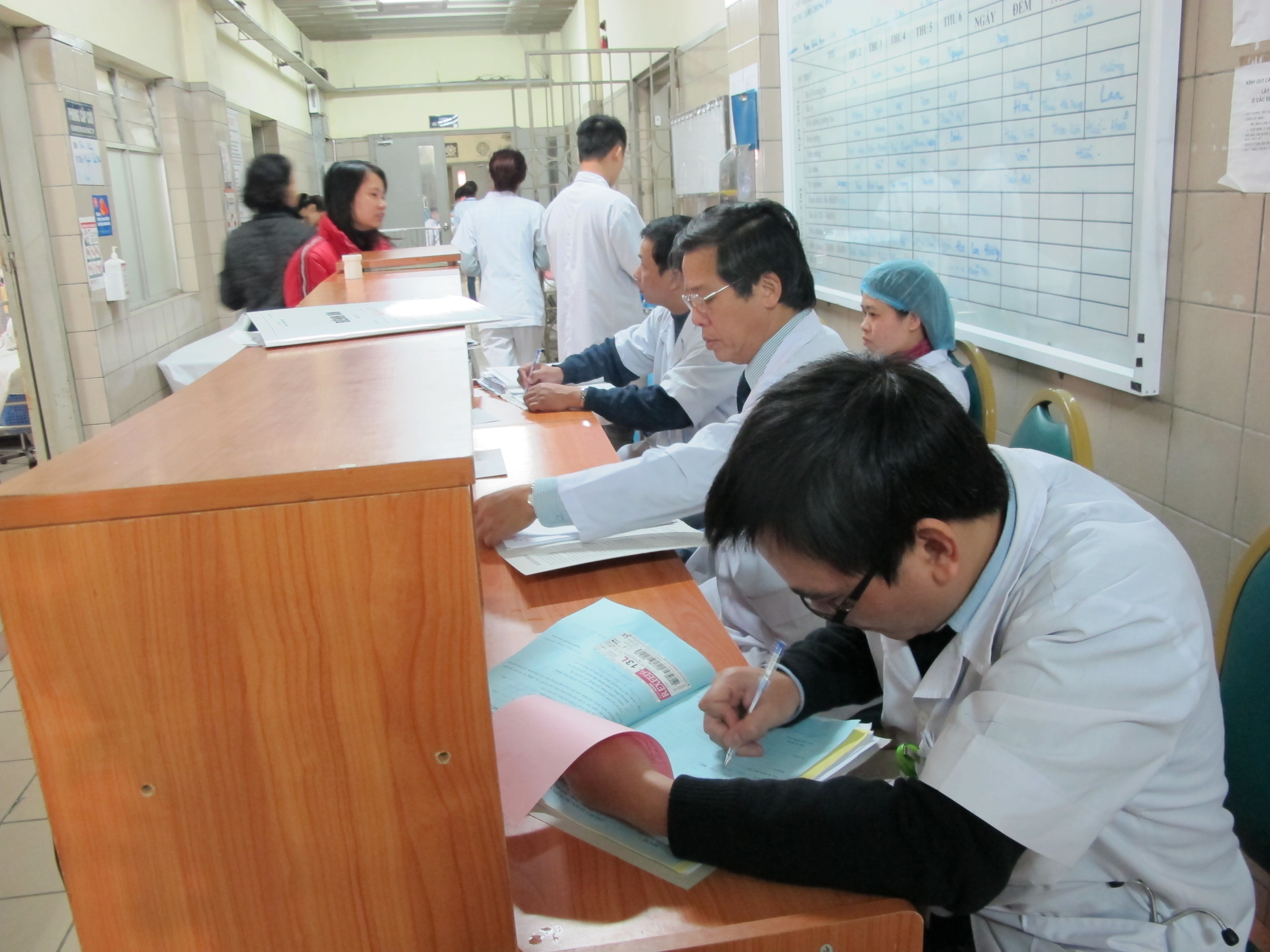 Trong khi đ&oacute; c&aacute;c b&aacute;c sĩ vẫn tất bật với c&ocirc;ng việc cấp cứu, điều trị bệnh nh&acirc;n