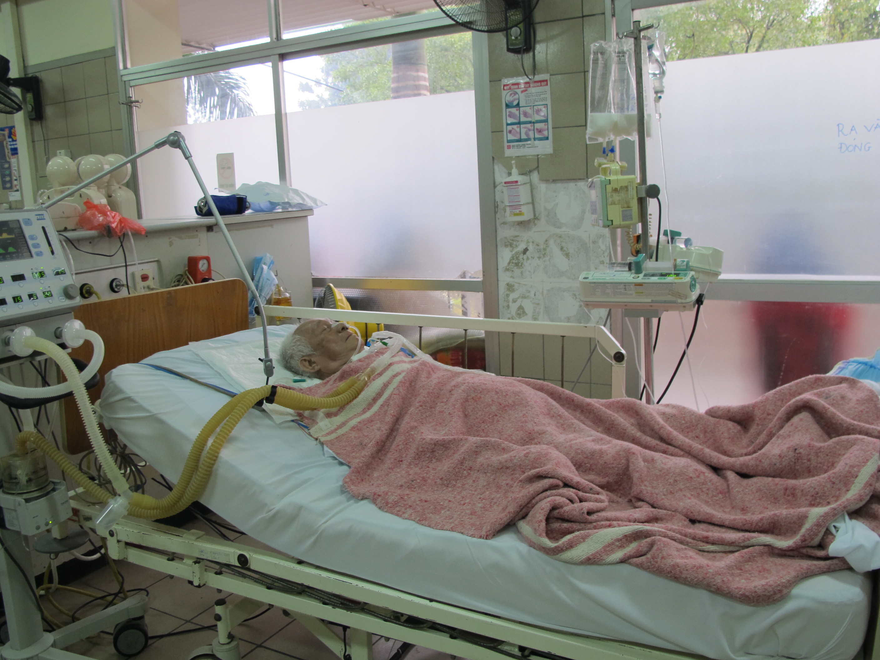 Thay v&igrave; sum vầy với gia đ&igrave;nh, c&aacute;c con &ocirc;ng V. (Nghệ An) phải thay nhau t&uacute;c trực ở BV với bố