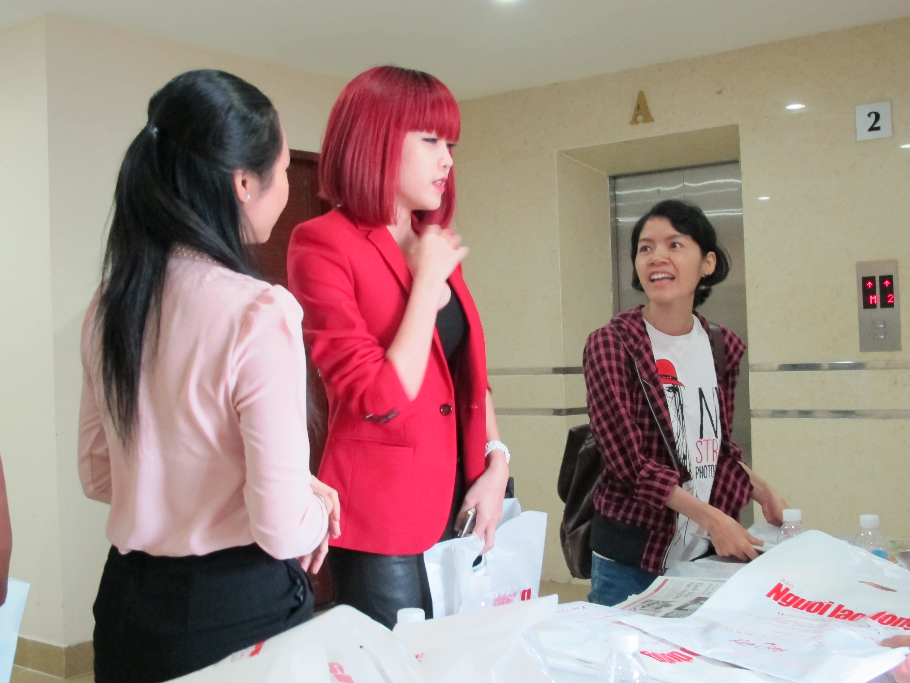 Thiều Bảo Tr&acirc;m nh&oacute;m Bee.T