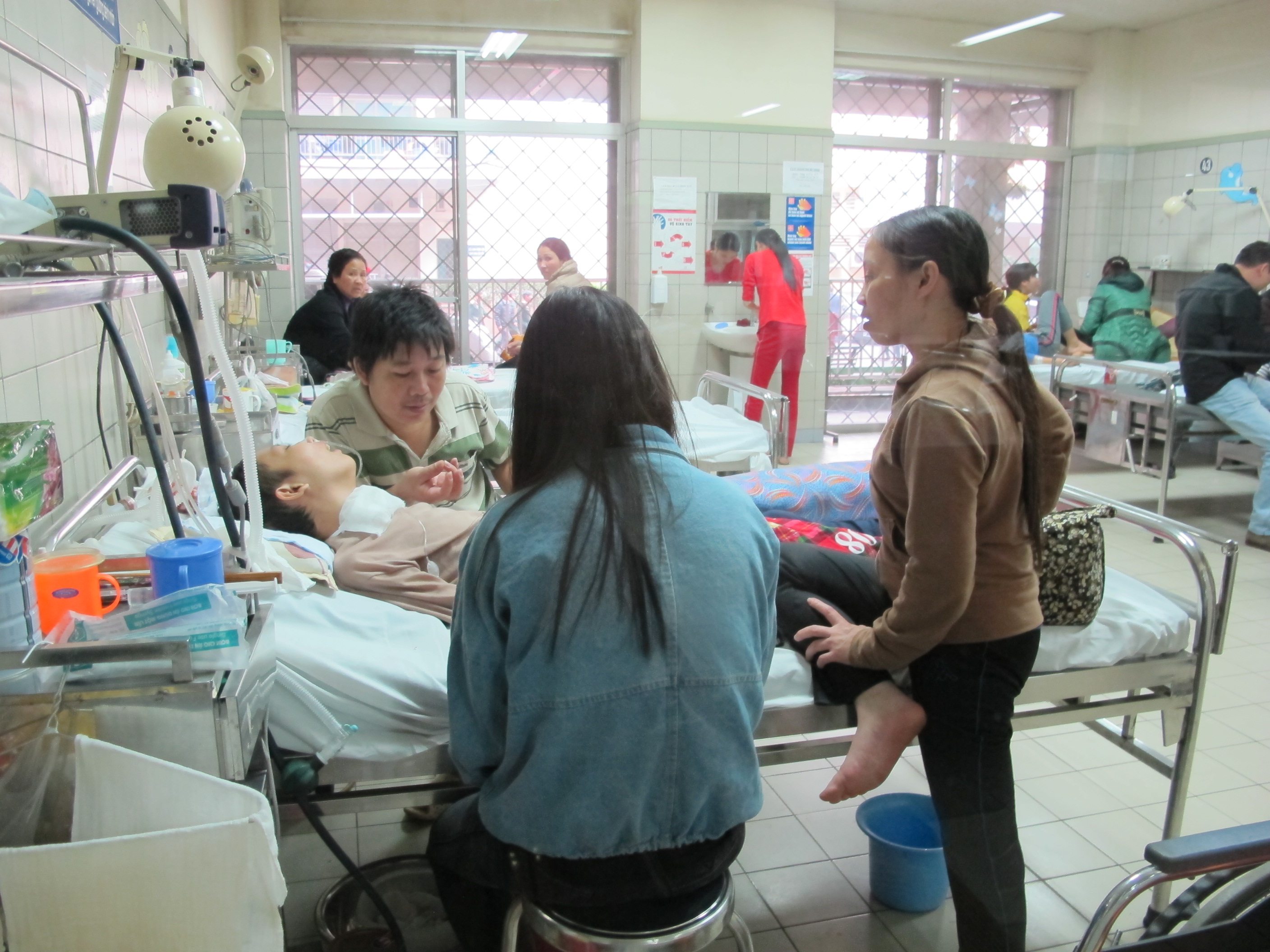 Người nh&agrave; bệnh nh&acirc;n nhi n&agrave;y kh&ocirc;ng c&ograve;n nghĩ đến Tết bởi t&igrave;nh trạng sức khỏe của ch&aacute;u b&eacute; vẫn rất nguy kịch