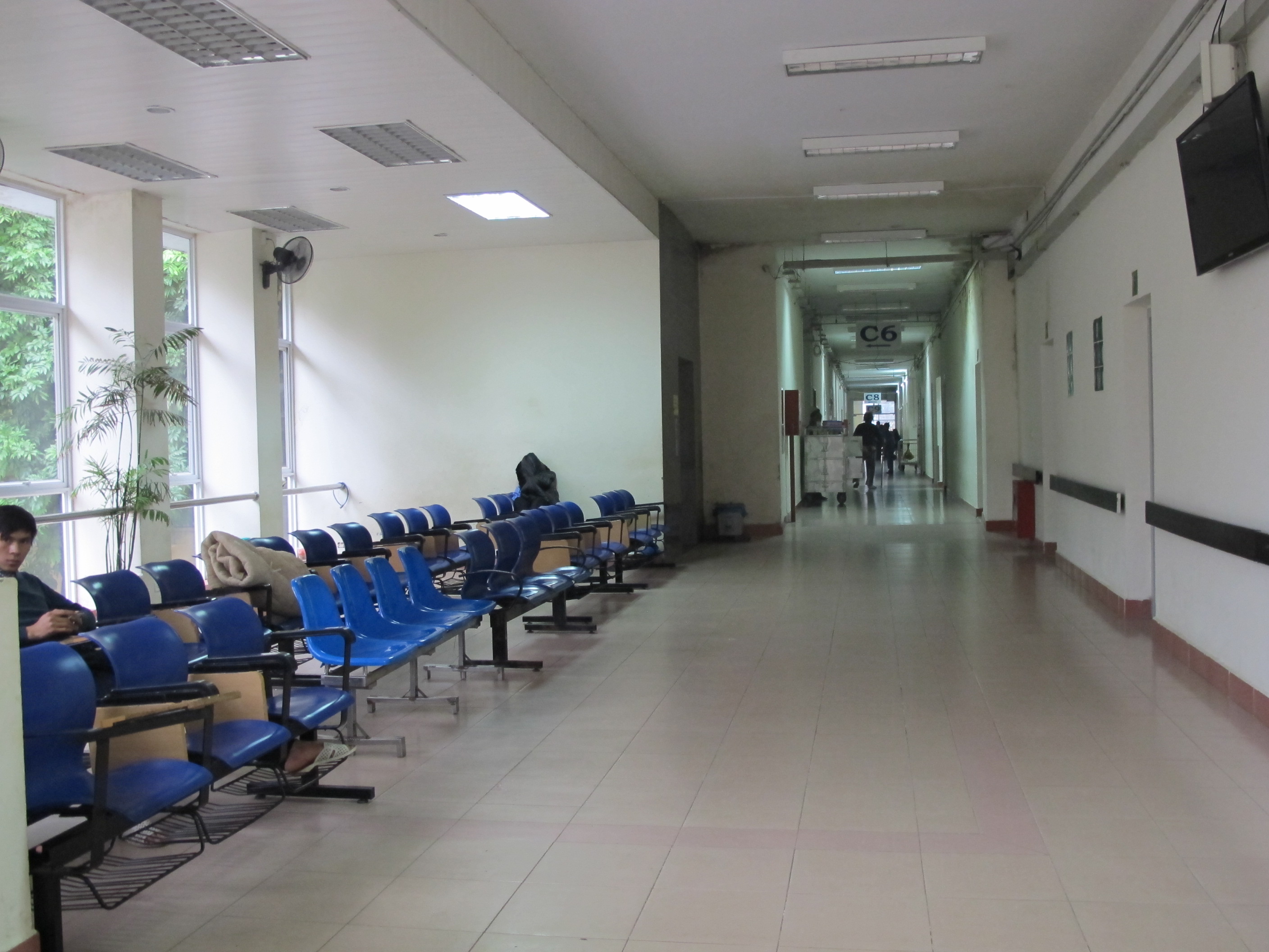 Khu ngồi chờ của bệnh nh&acirc;n Viện Tim mạch quốc gia ng&agrave;y thường chật k&iacute;n nhưng Tết bỗng vắng hoe
