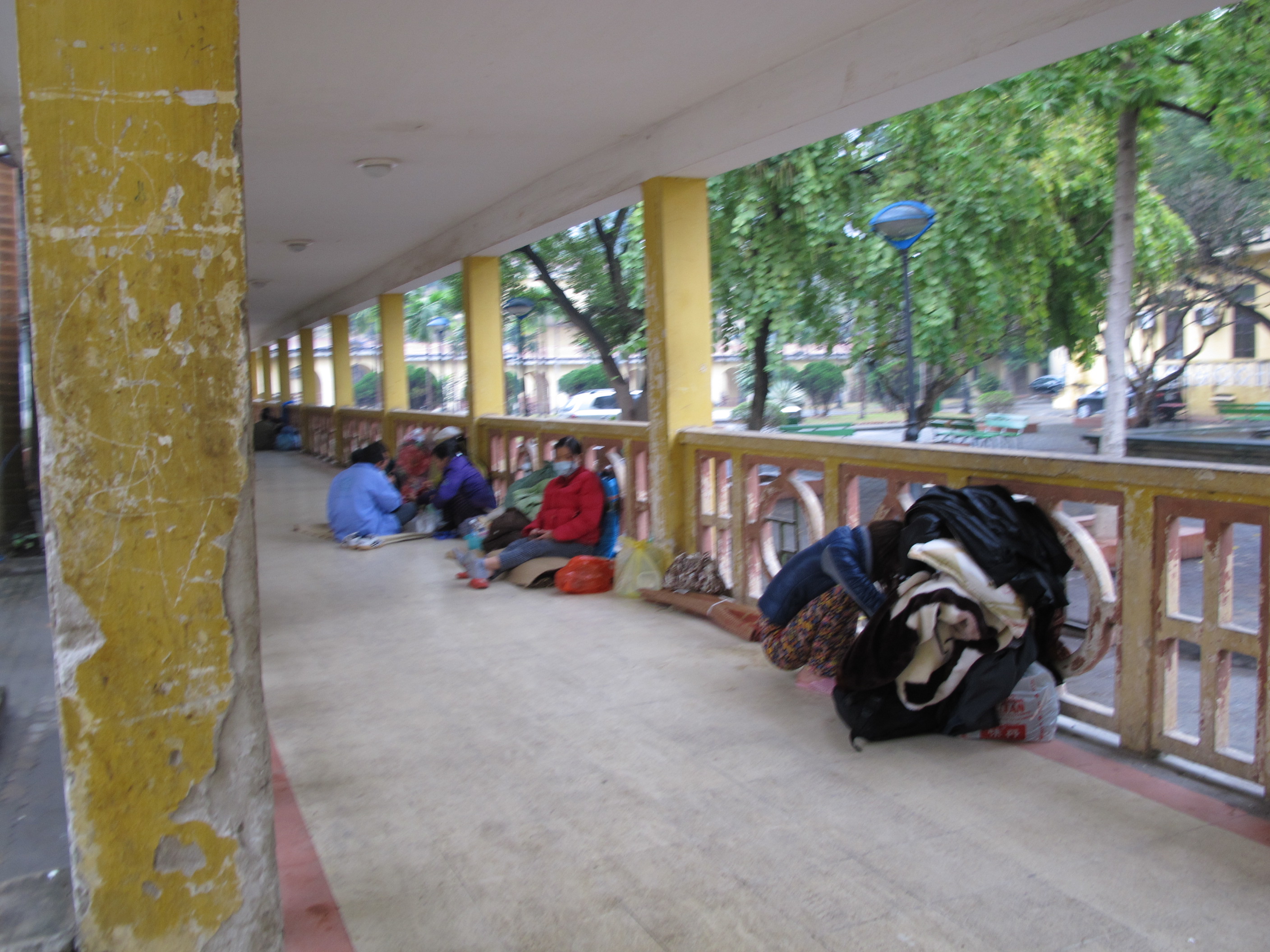 Ng&agrave;y thường dọc h&agrave;nh lang n&agrave;y chật k&iacute;n bệnh nh&acirc;n (Ảnh chụp tại Viện Tim mạch quốc gia)