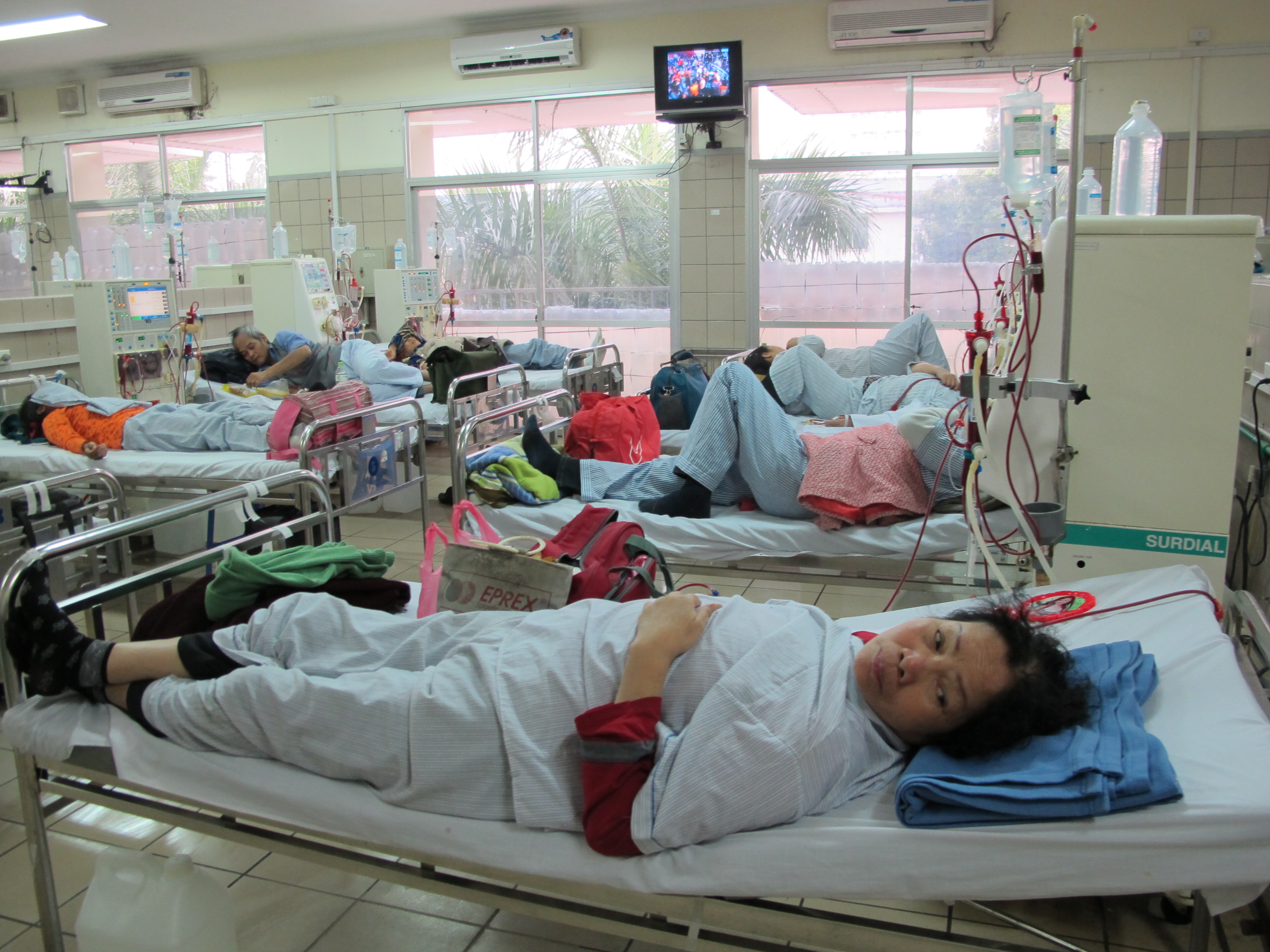 Khi b&ecirc;n ngo&agrave;i đang nhộn nhịp trong kh&ocirc;ng kh&iacute; đ&oacute;n Tết th&igrave; Khoa Thận nh&acirc;n tạo BV Bạch Mai nhiều gương mặt mệt mỏi vẫn đều đặn chạy thận nh&acirc;n tạo