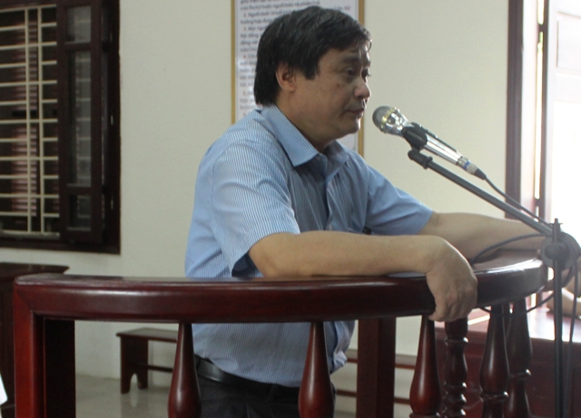 Do thiếu tr&aacute;ch nhiệm, bu&ocirc;ng lỏng trong c&ocirc;ng t&aacute;c quản l&yacute; &ocirc;ng L&ecirc; Văn Cường, Ph&oacute; chủ tịch UBND huyện Lang Ch&aacute;nh bị lĩnh 9 th&aacute;ng t&ugrave; treo