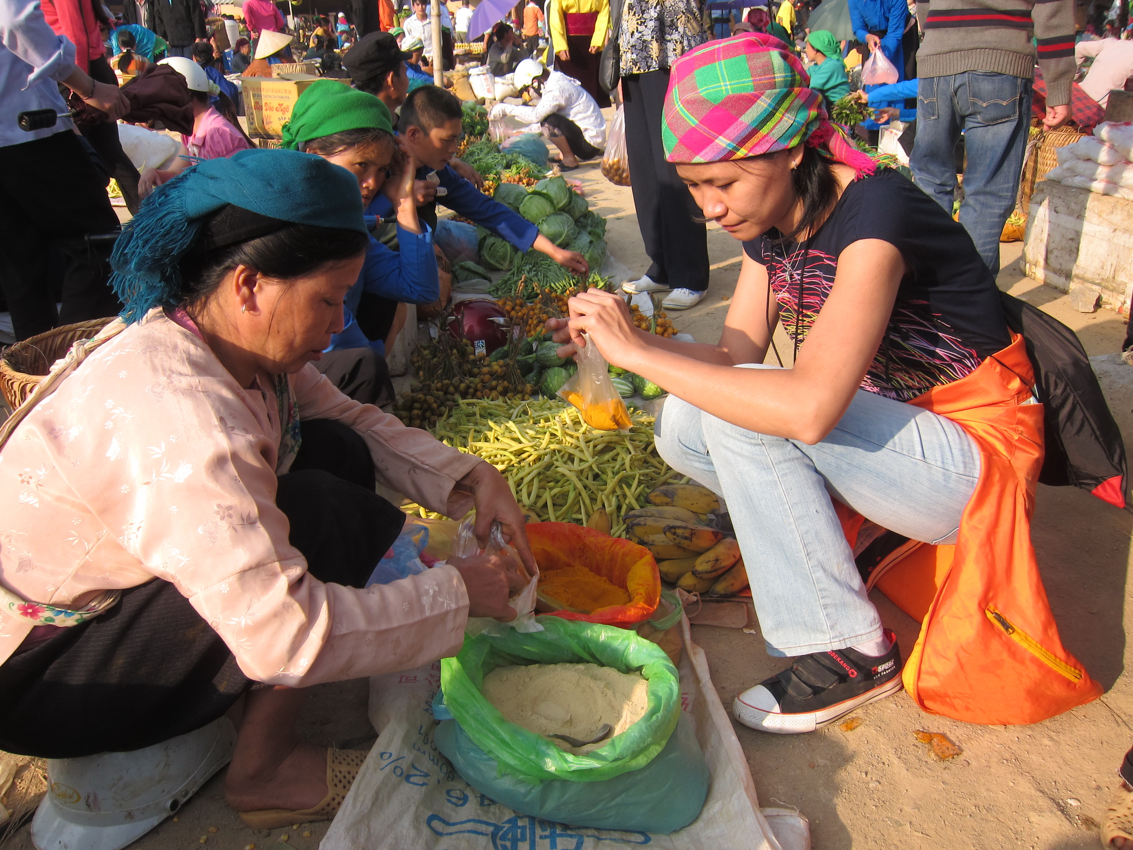 L&ecirc; la ăn h&agrave;ng, mua sản vật địa phương l&agrave; th&uacute; vui tr&ecirc;n đường đi phượt