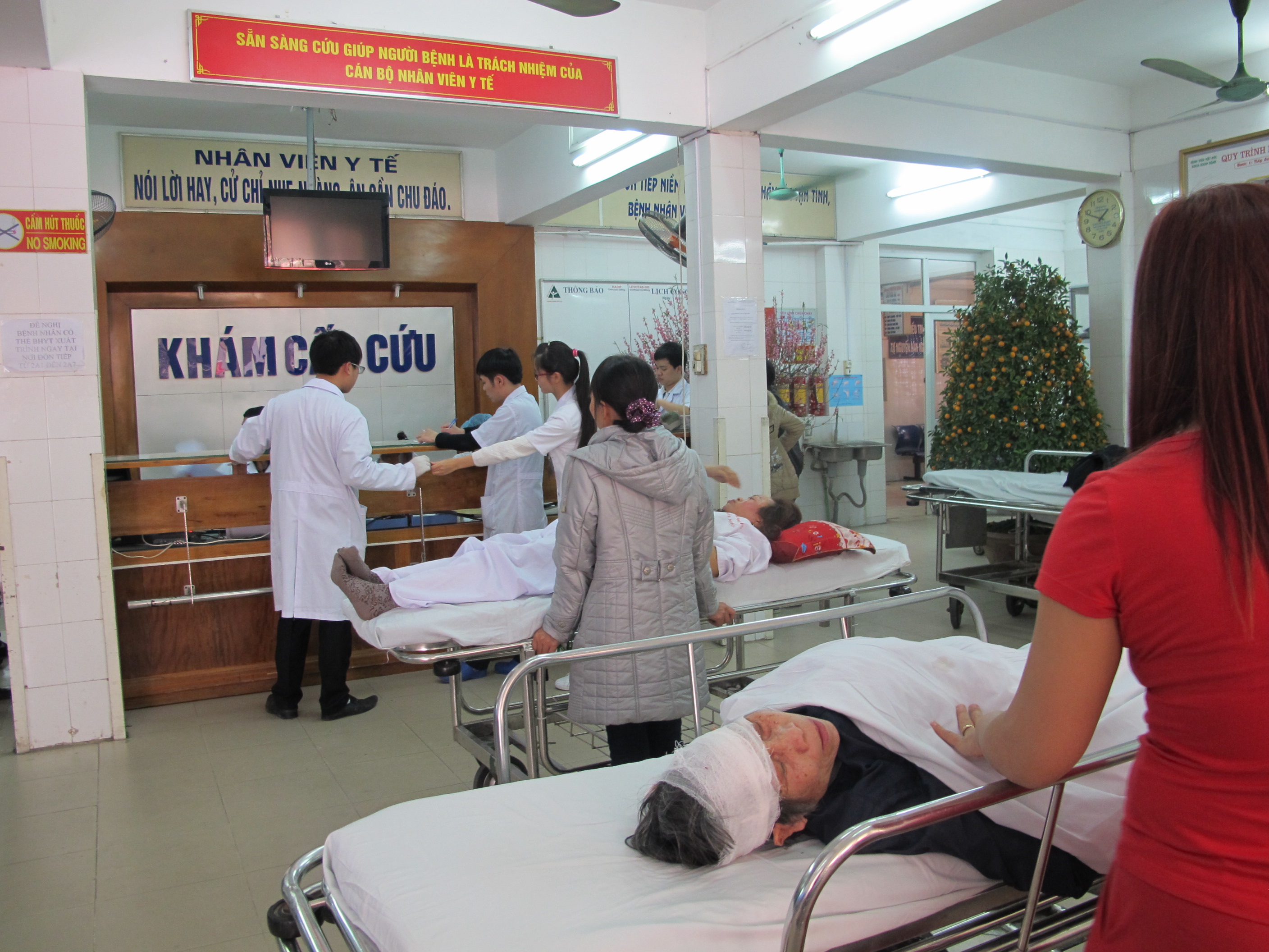 Rất nhiều bệnh nh&acirc;n bị TNGT nặng điều trị tại Khoa cấp cứu Bệnh viện Việt Đức