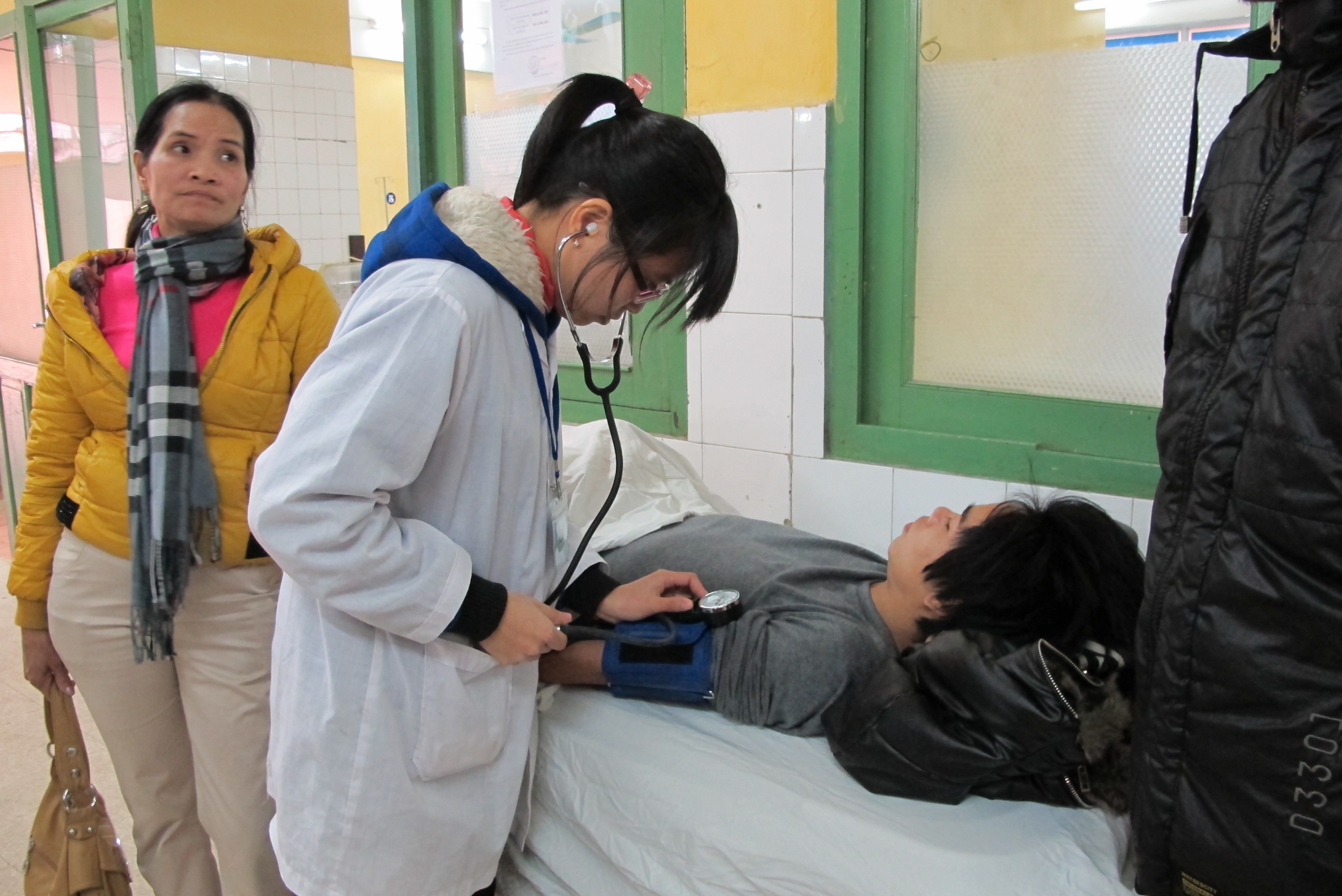 Một sinh vi&ecirc;n trong tua trực Tết tại BV Việt Đức