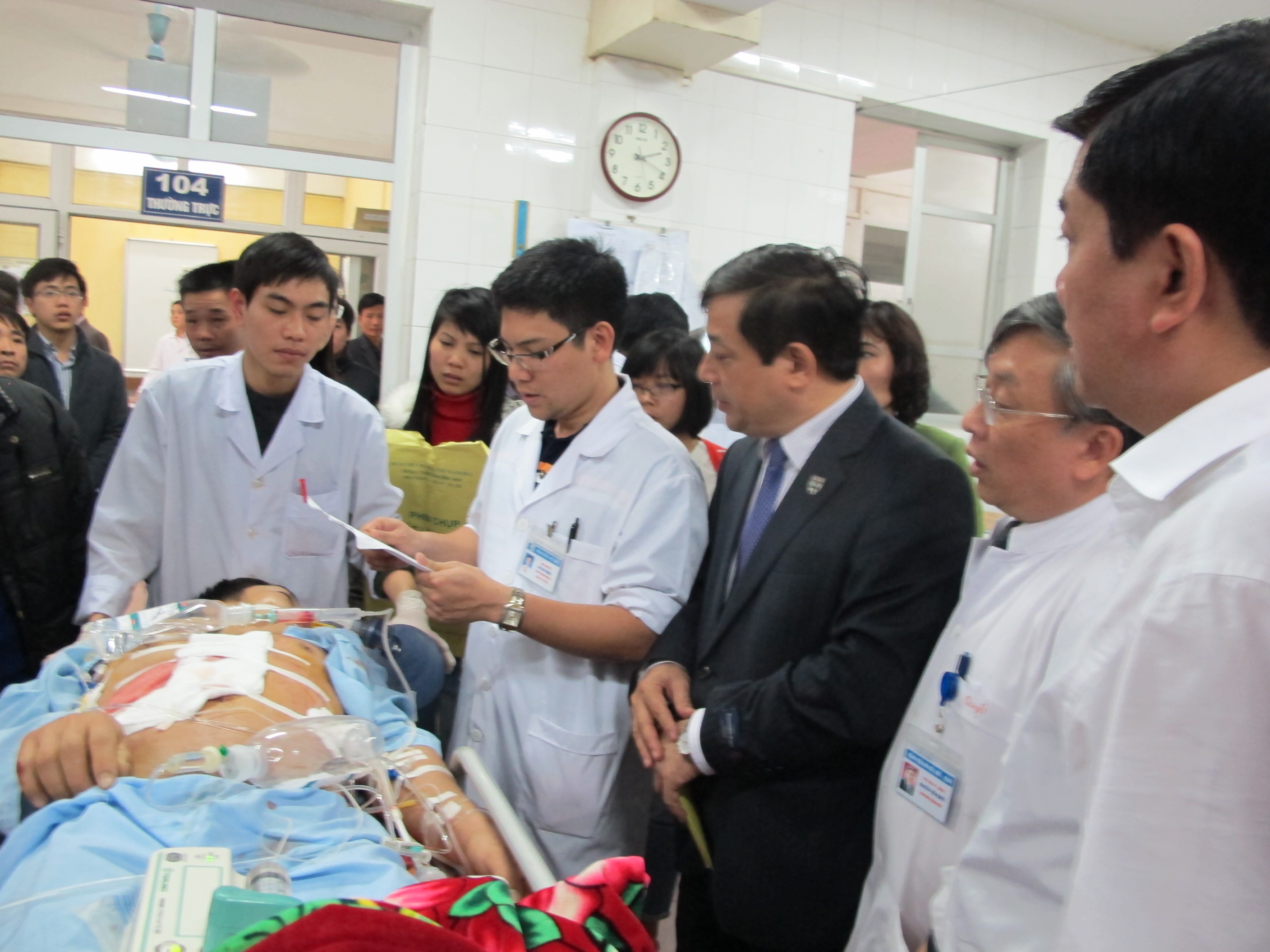 Bệnh nh&acirc;n nam hơn 20 tuổi bị chấn thương sọ n&atilde;o được chuyển đến BV Việt Đức tại thời điểm chiều m&ugrave;ng 4 Tết