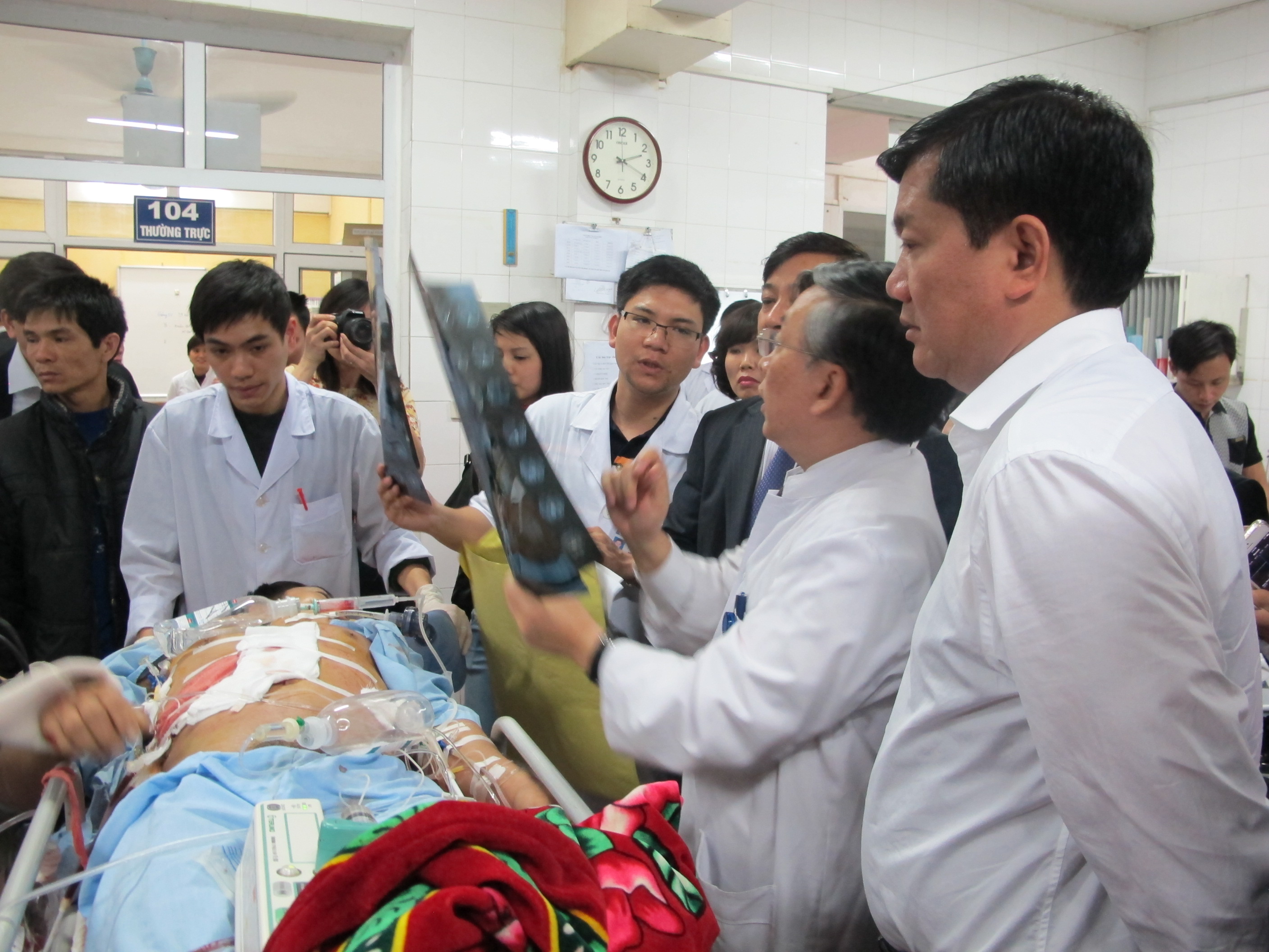 C&aacute;c b&aacute;c sĩ xem phim chụp một bệnh nh&acirc;n bị chấn thương nặng do TNGT