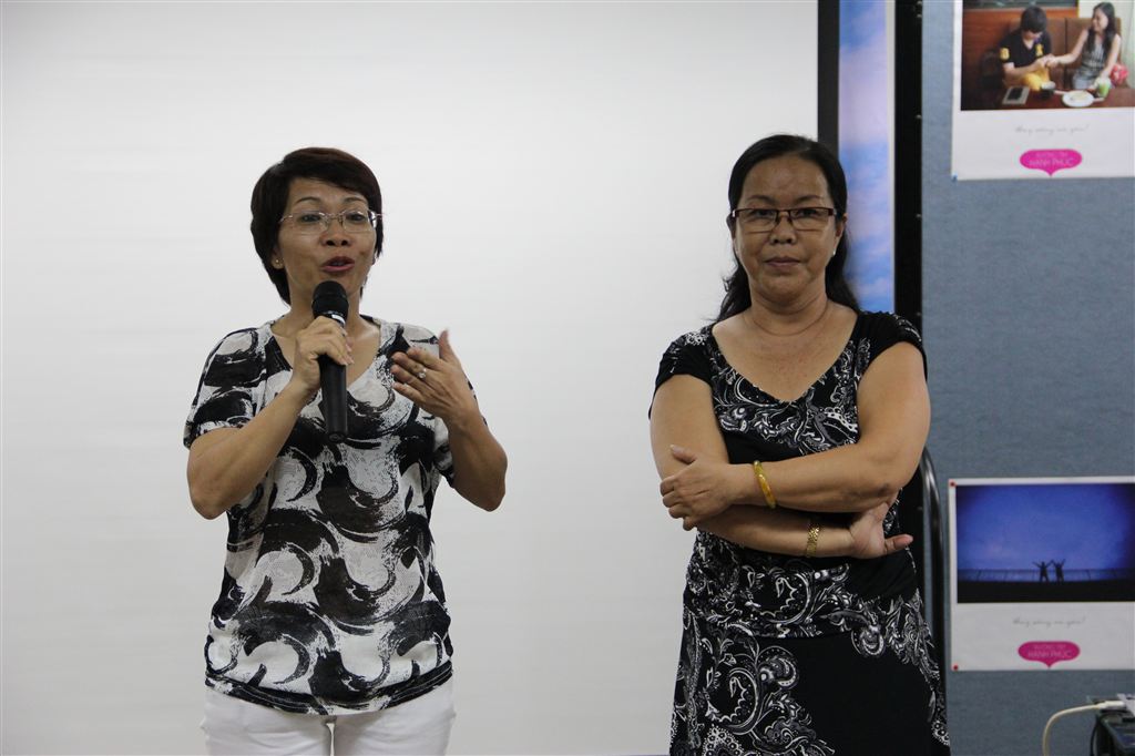 Hai phụ huynh c&oacute; con l&agrave; người đồng t&iacute;nh giao lưu, giải đ&aacute;p thắc mắc của giới trẻ.
