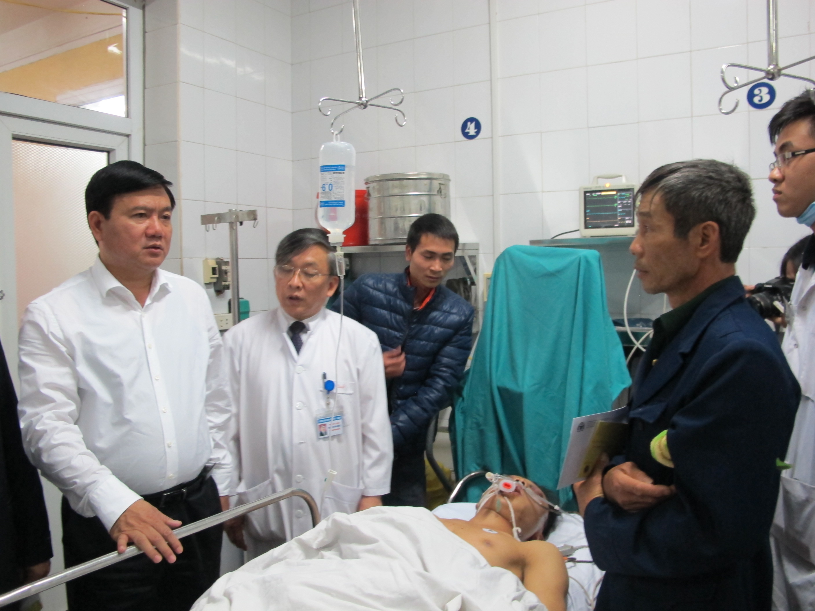 Bộ trưởng Giao th&ocirc;ng vận tải Đinh La Thăng thăm hỏi bệnh nh&acirc;n TNGT tại BV Việt Đức