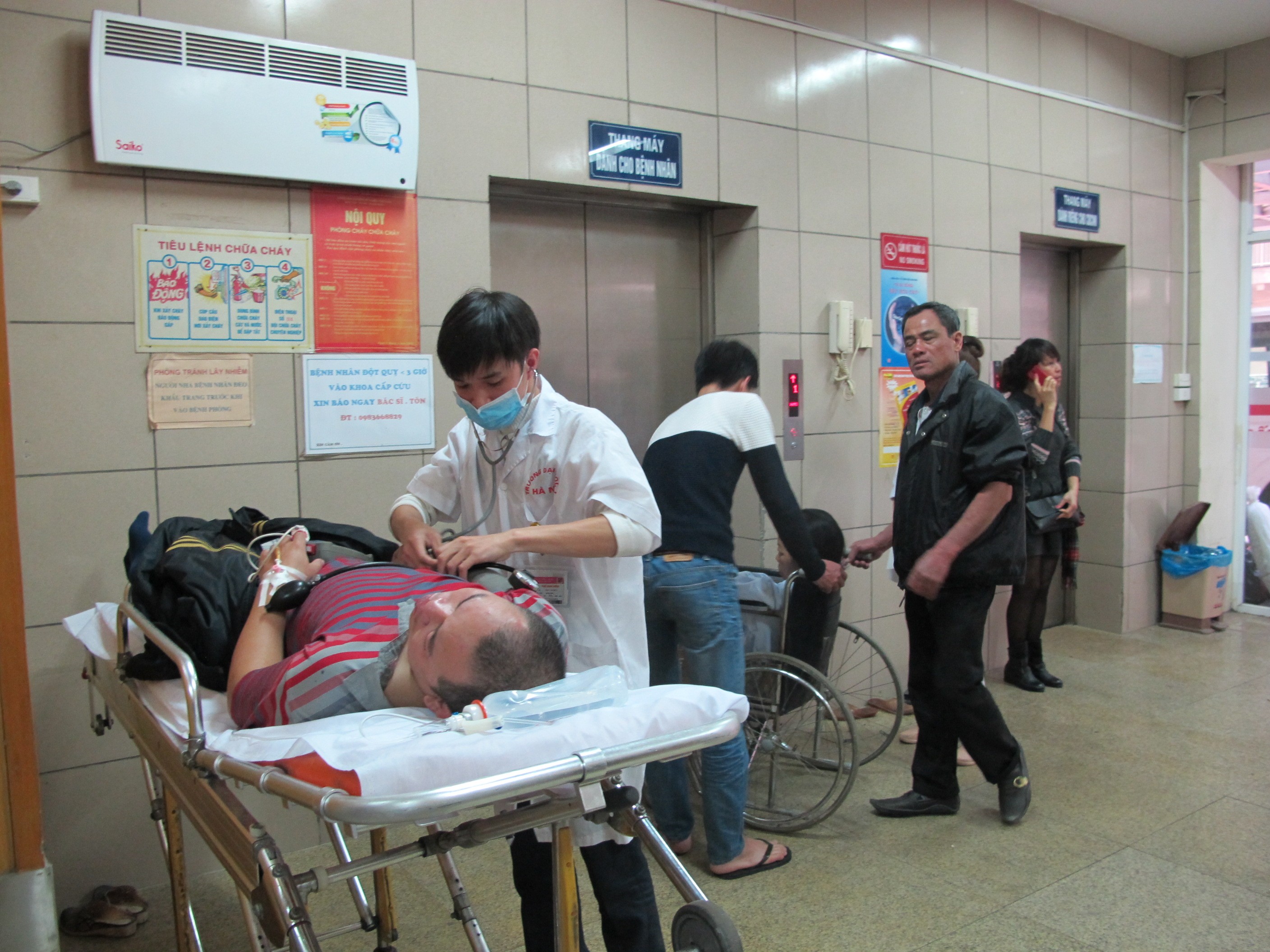 N&ecirc;n đưa người bj say rượu đến c&aacute;c cơ sở  y tế nếu c&oacute; c&aacute;c biểu hiện lo mơ, vật v&atilde;