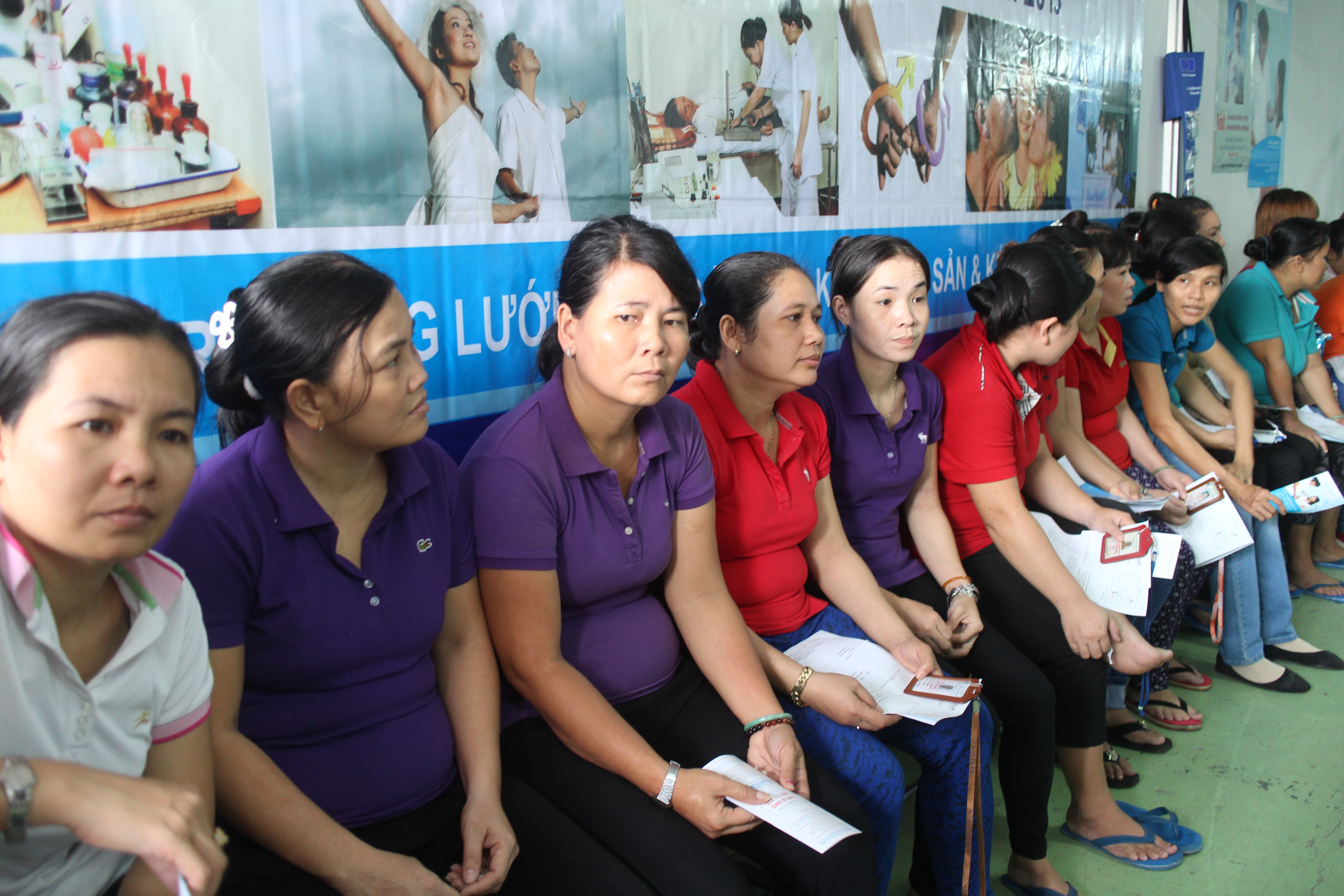 Nữ c&ocirc;ng nh&acirc;n tham gia chương tr&igrave;nh kh&aacute;m bệnh miễn ph&iacute; của tổ chức Marie Stopes International Việt Nam tổ chức