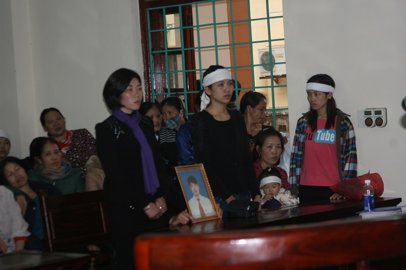 Gia đ&igrave;nh bị hại tại phi&ecirc;n to&agrave;