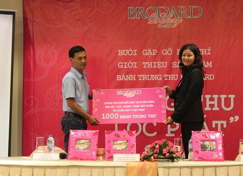 Brodard gửi tặng 1.000 b&aacute;nh trung thu v&agrave; 100 triệu đồng đến c&aacute;c chiến sĩ ở hải đảo xa x&ocirc;i