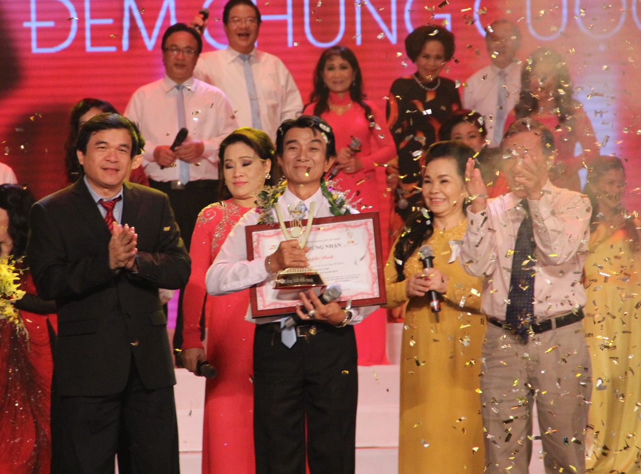 Th&iacute; sinh Huy&ecirc;n Ch&iacute; B&igrave;nh nhận giải Qu&aacute;n qu&acirc;n THMX 2014