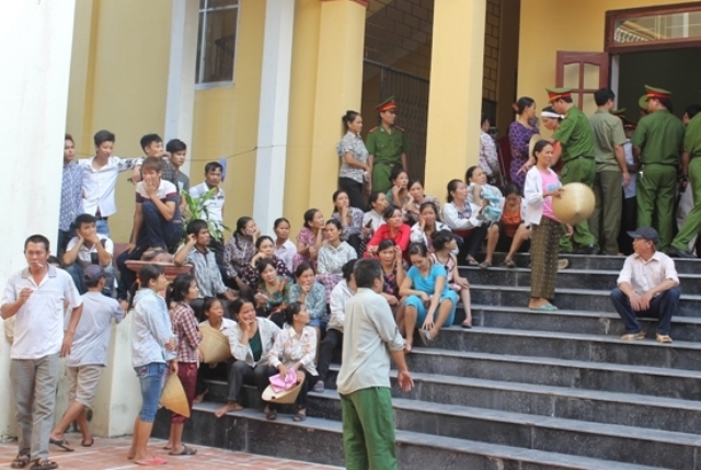 Rất đ&ocirc;ng người d&acirc;n đ&atilde; c&oacute; mặt để theo d&otilde;i phi&ecirc;n t&ograve;a