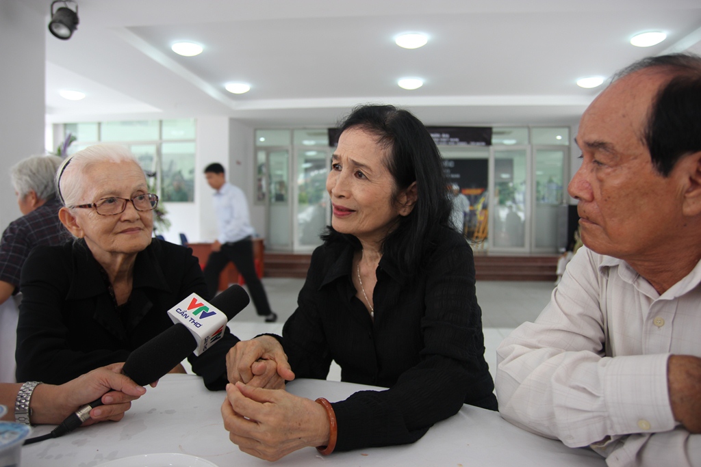 NSND Tr&agrave; Giang b&ecirc;n cạnh người bạn diễn năm xưa - NSƯT Minh Đ&aacute;ng