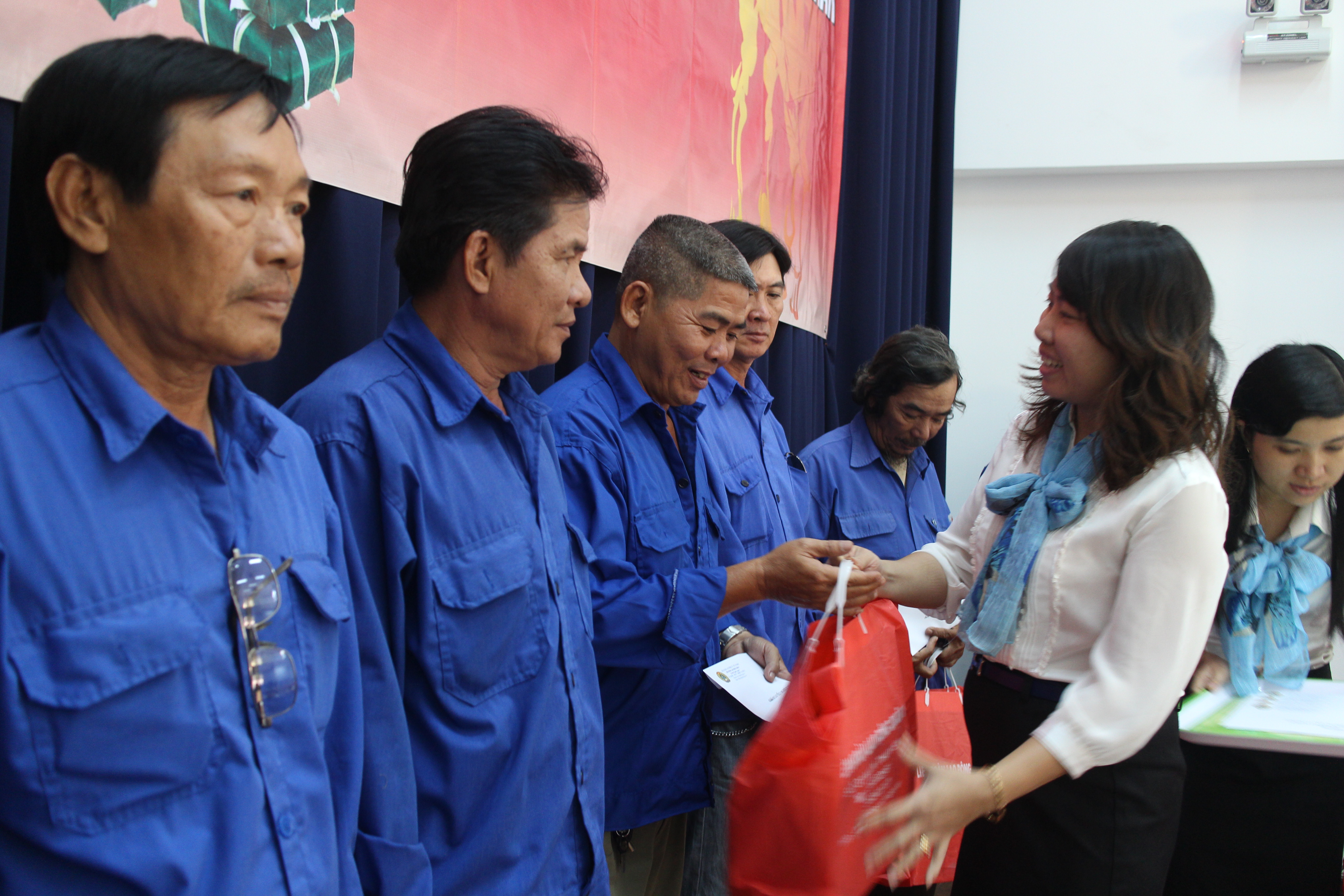 Thăm công nhân trực Tết đường hoa Nguyễn Huệ