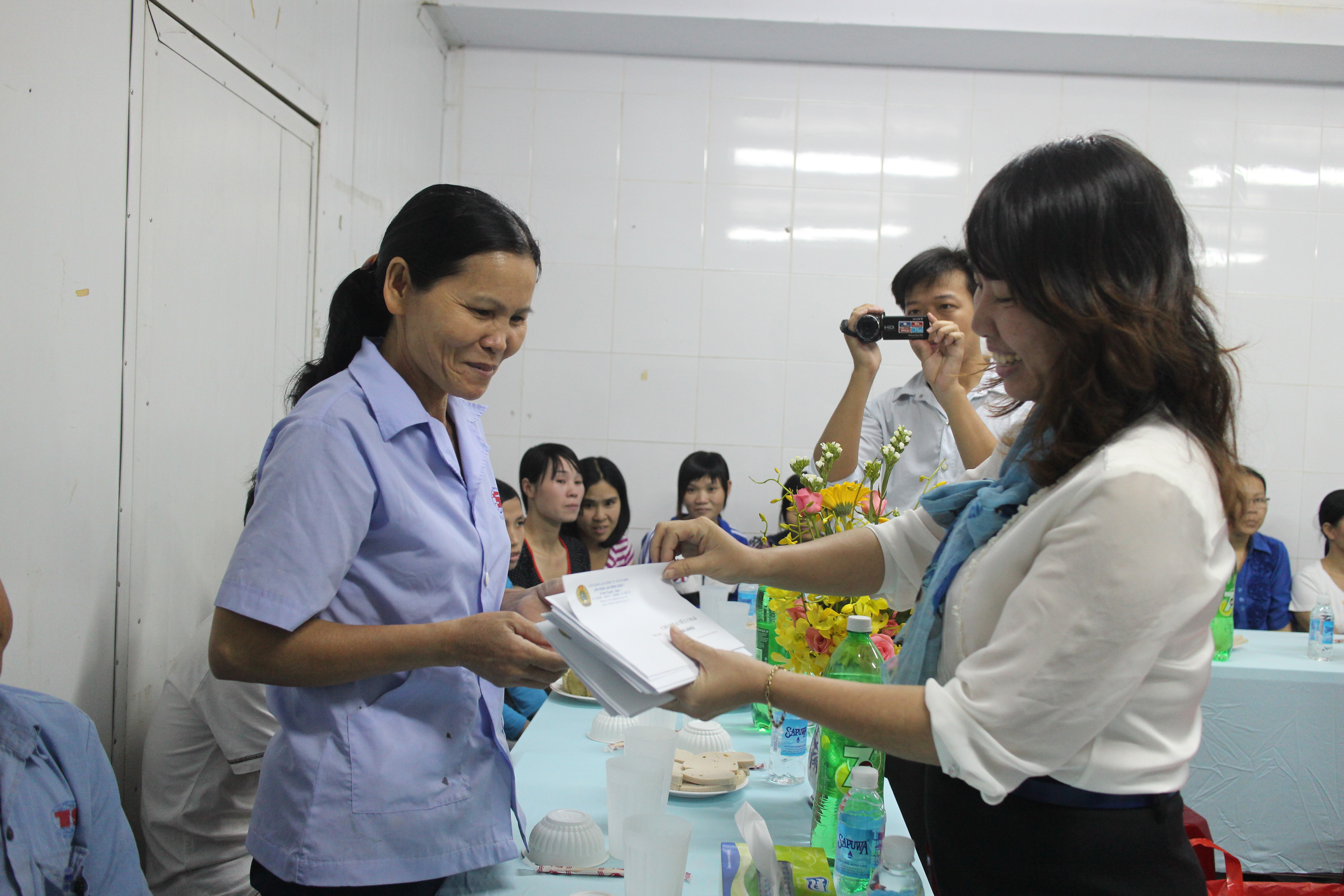 B&agrave; Hồ B&iacute;ch Ngọc, Chủ tịch LĐLĐ quận 1, TP HCM tặng qu&agrave; cho c&ocirc;ng nh&acirc;n kh&ocirc;ng c&oacute; điều kiện về qu&ecirc; ăn Tết