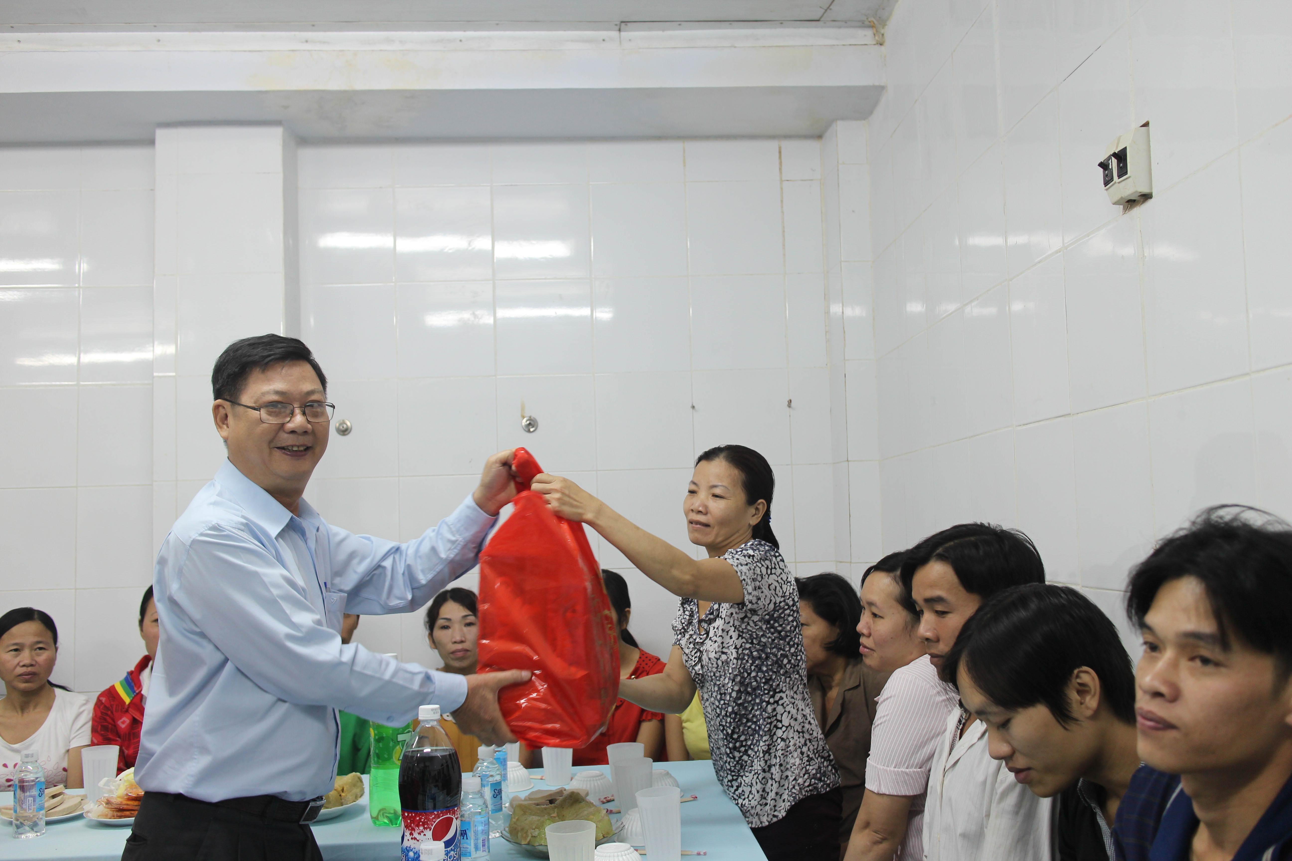 &Ocirc;ng L&yacute; Ngọc Sơn, Ph&oacute; Ban Thi đua Khen thưởng LĐLĐ TP HCM, tặng qu&agrave; cho c&ocirc;ng nh&acirc;n kh&oacute; khăn