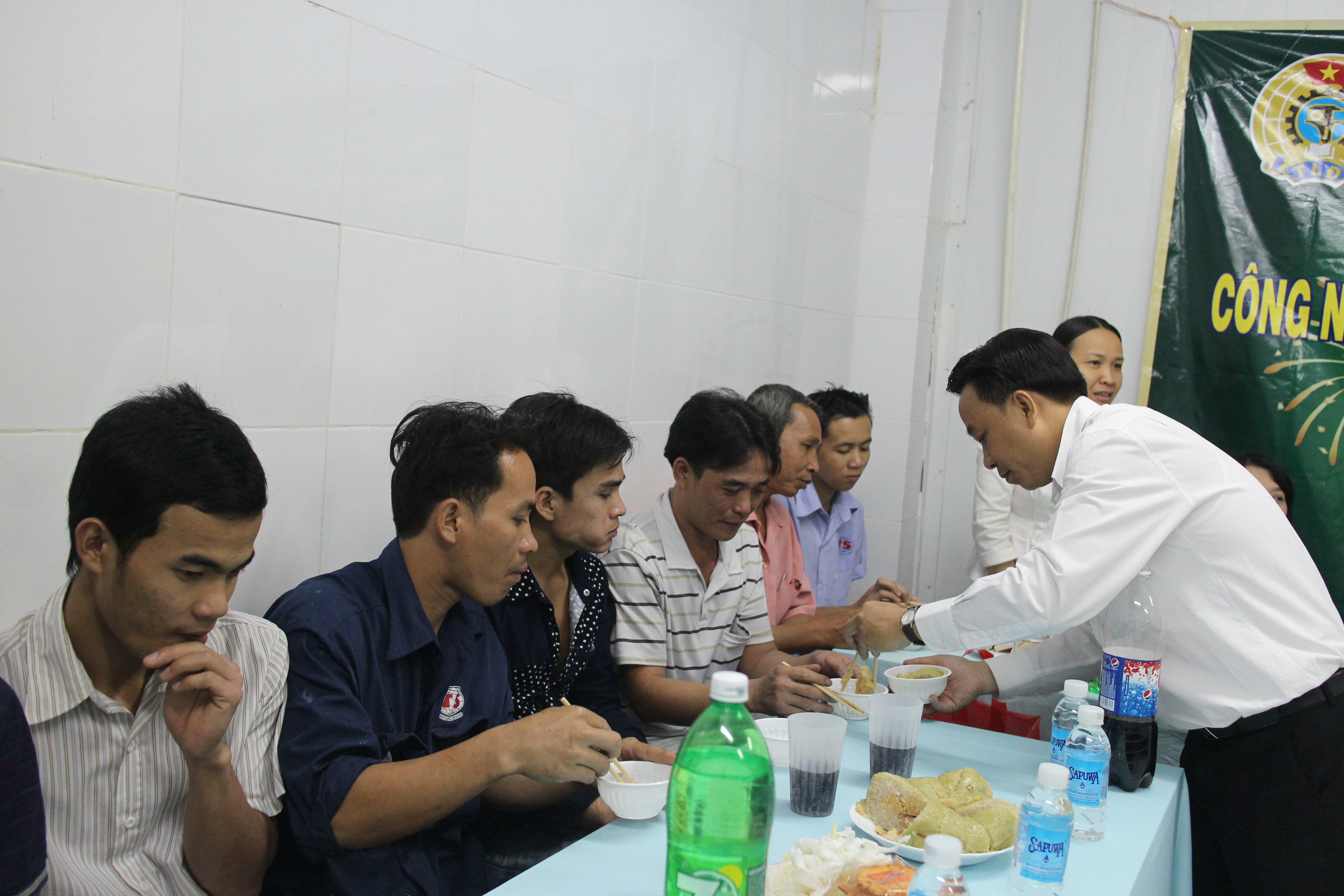 Tết ấm áp cho công nhân xa quê