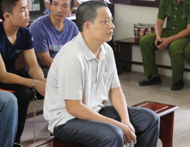 Đứng xem đám đông, bị đâm chết