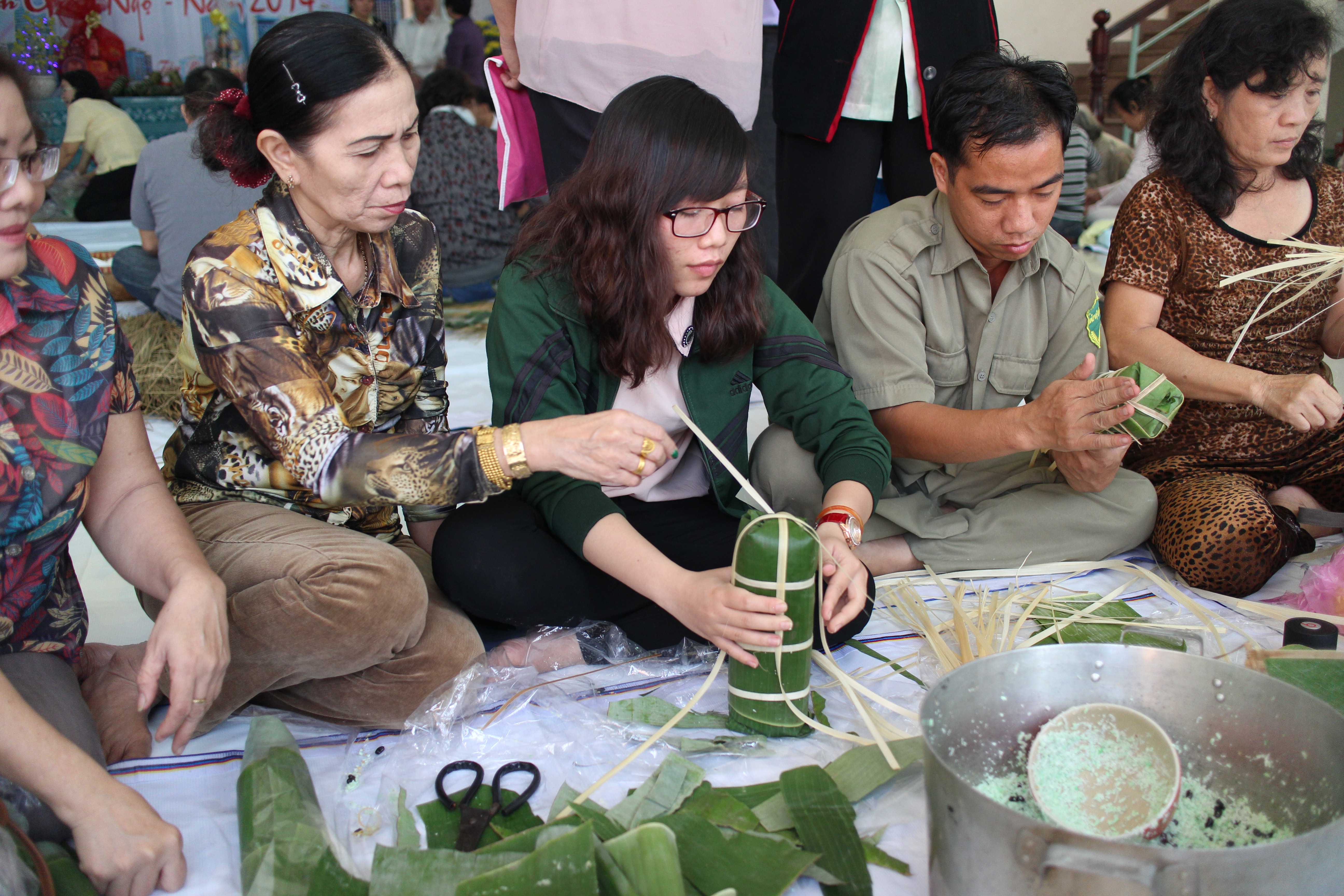 Ng&agrave;y hội b&aacute;nh g&oacute;i b&aacute;nh t&eacute;t cho LĐLĐ quận T&acirc;n B&igrave;nh, TP HCM phối hợp UBND, Hội LHPN quận tổ chức