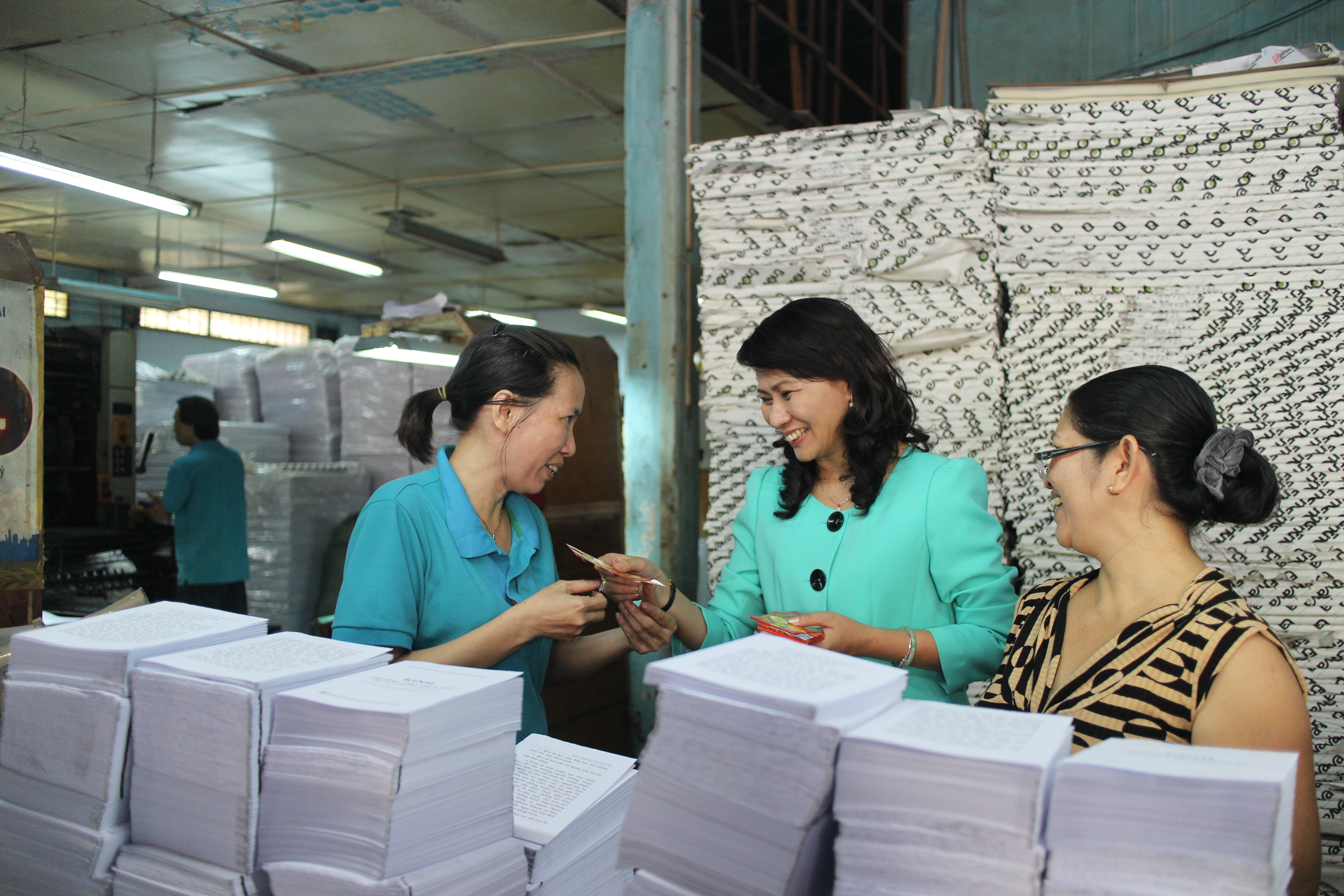 B&agrave; Nguyễn Thị Thu, Chủ tịch LĐLĐ TP HCM, tặng l&igrave; x&igrave; cho c&ocirc;ng nh&acirc;n C&ocirc;ng ty CP In Người Lao Động