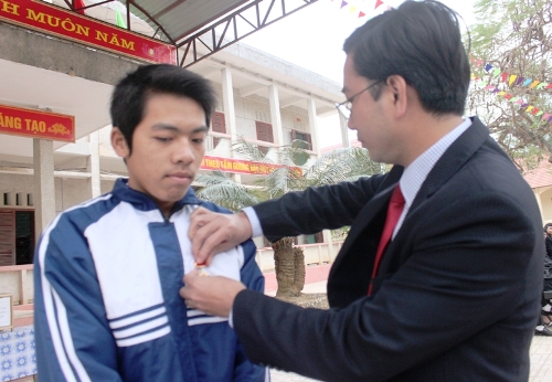 Tặng huy hiệu “Tuổi trẻ dũng cảm” cho nam sinh cứu 2 em nhỏ