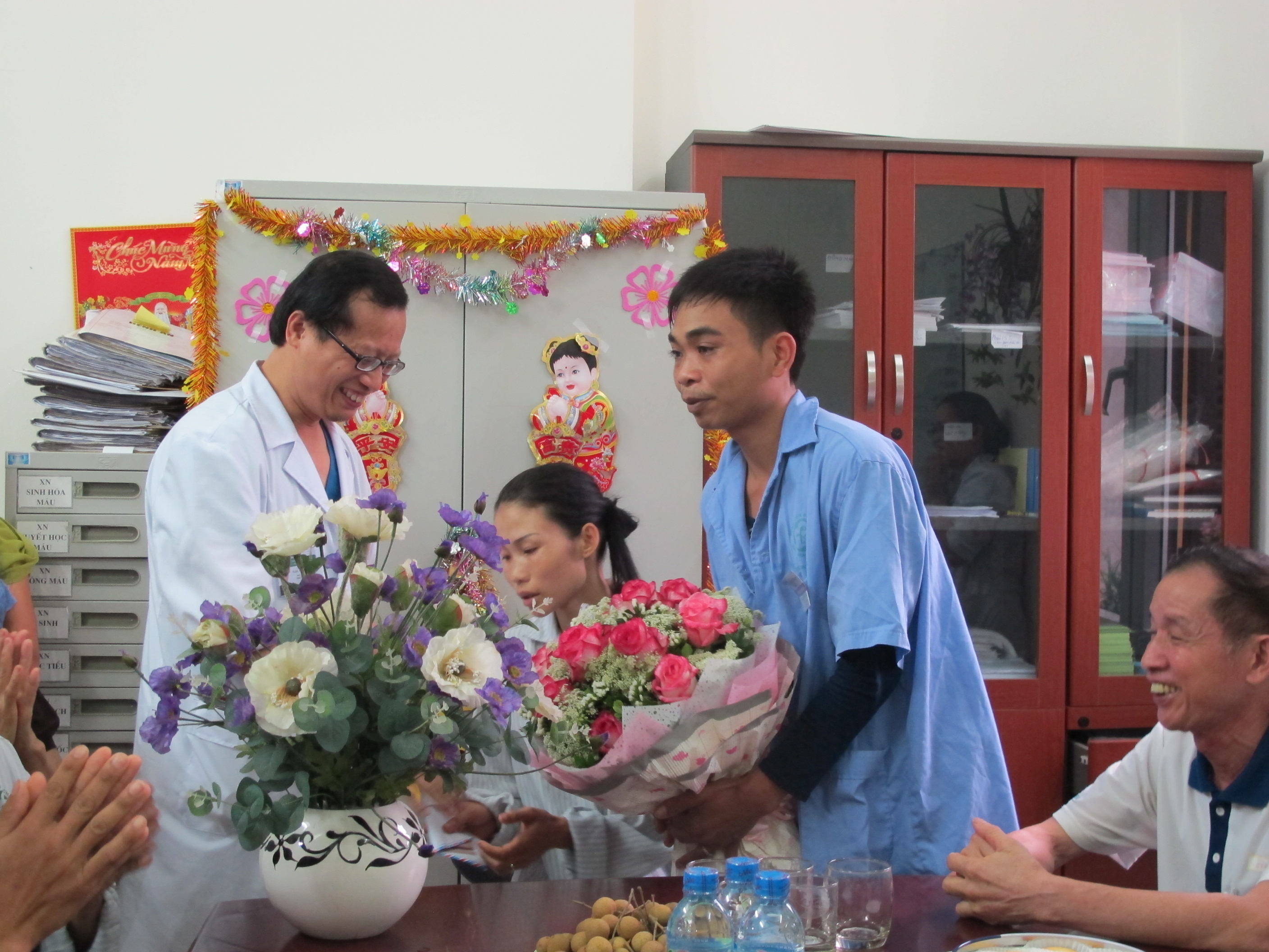 C&ocirc; d&acirc;u ch&uacute; rể nhận hoa từ c&aacute;c y b&aacute;c sĩ
