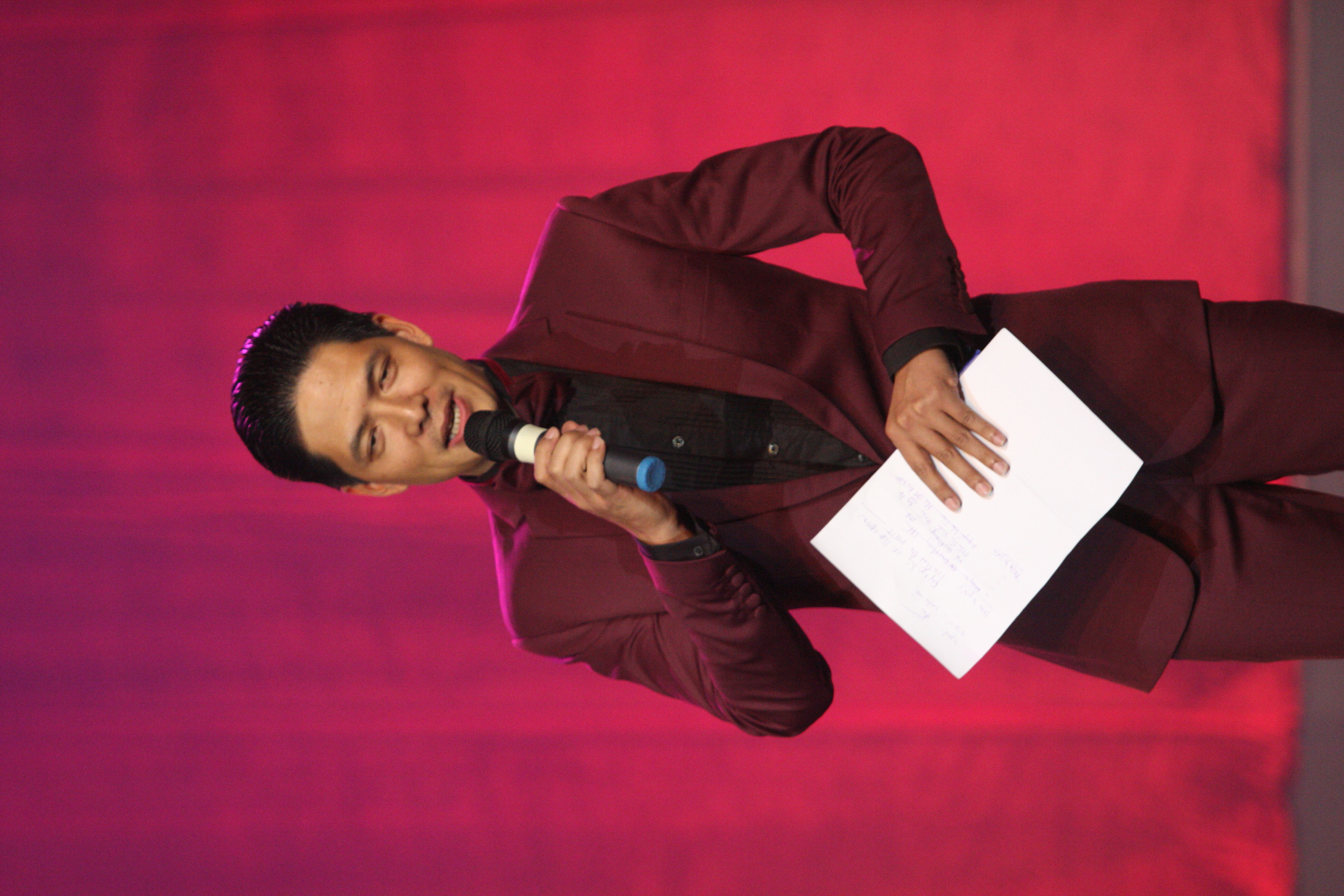 B&igrave;nh Minh dẫn chương tr&igrave;nh c&ugrave;ng Ho&agrave;i Linh