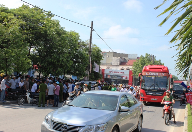 Giao th&ocirc;ng qua khu vực n&agrave;y tắc nghẽn nghi&ecirc;m trọng