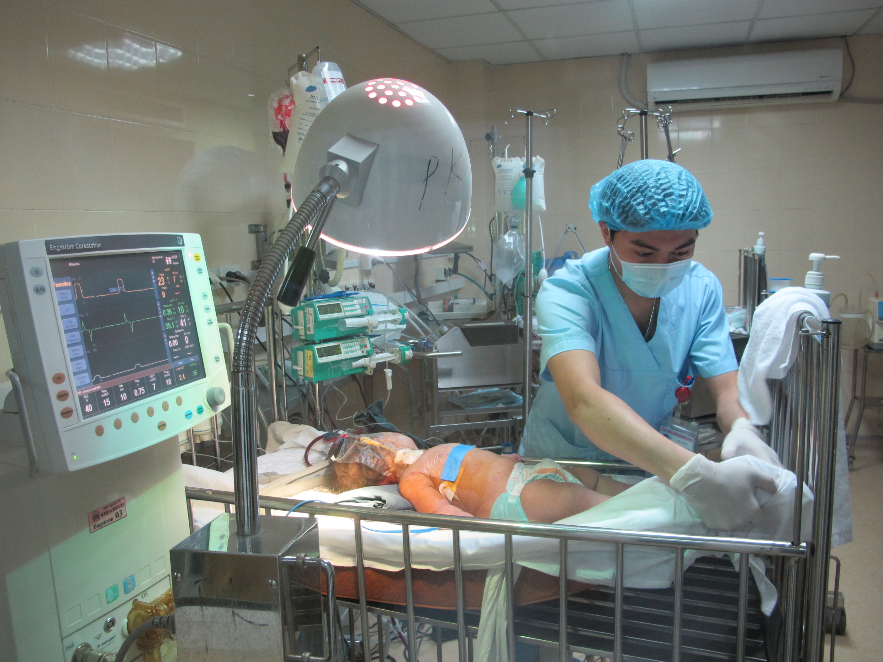 Cận cảnh cuộc chiến quyết liệt giành sự sống cho các bé bị sởi