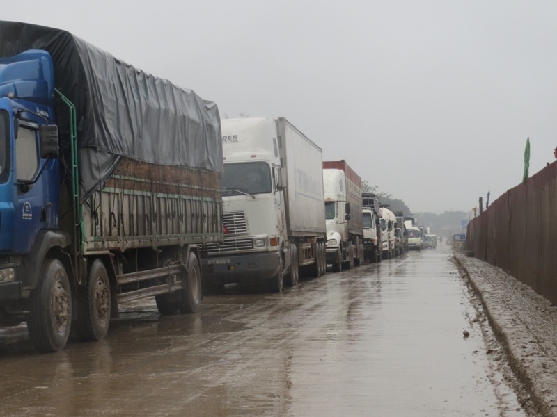 Xe container sụp "ổ trâu", Quốc lộ 1A tắc đường gần 15 km