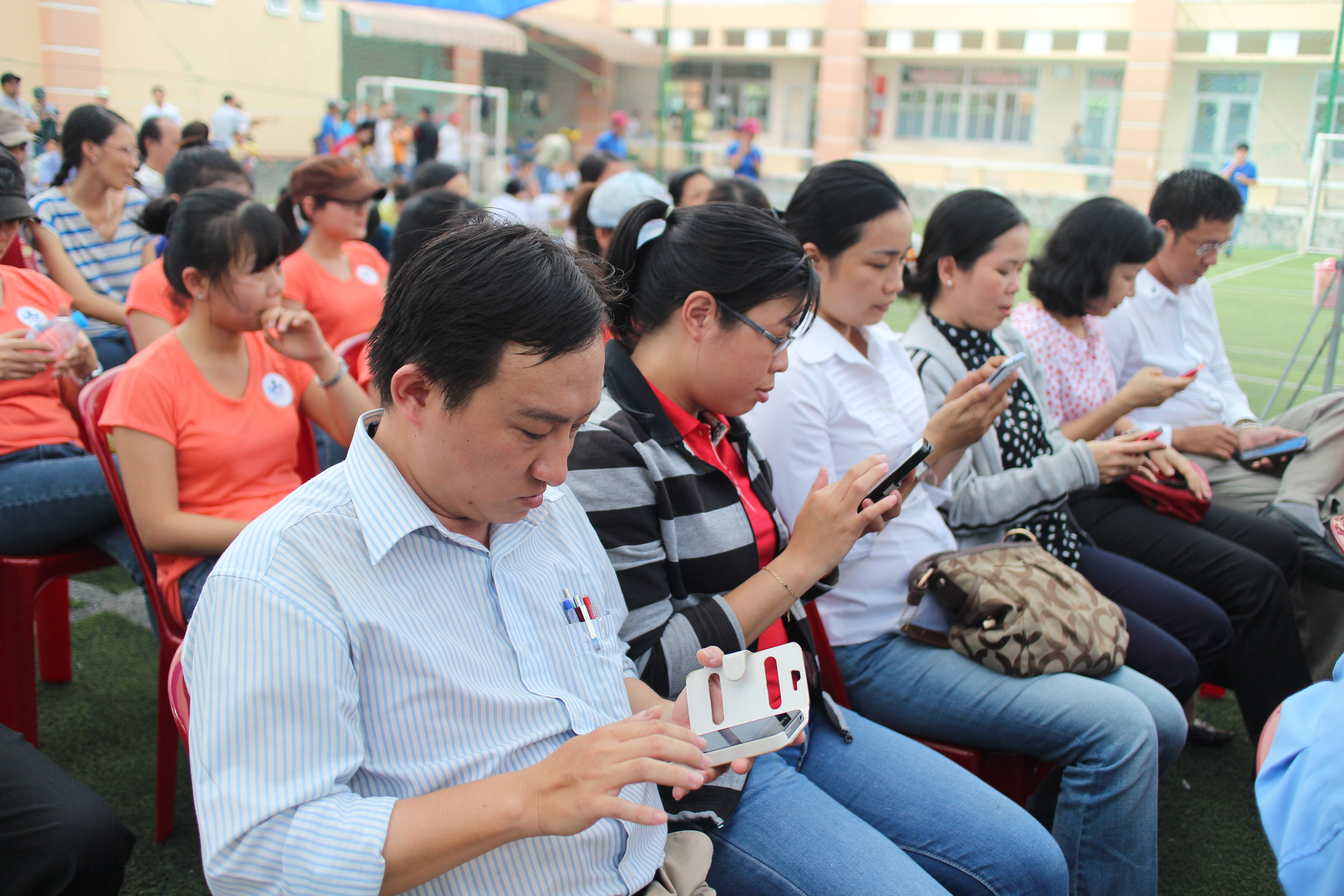 CNVC-LĐ quận T&acirc;n B&igrave;nh, TP HCM nhắn tin ủng hộ chương tr&igrave;nh Nghĩa t&igrave;nh Ho&agrave;ng Sa, Trường Sa