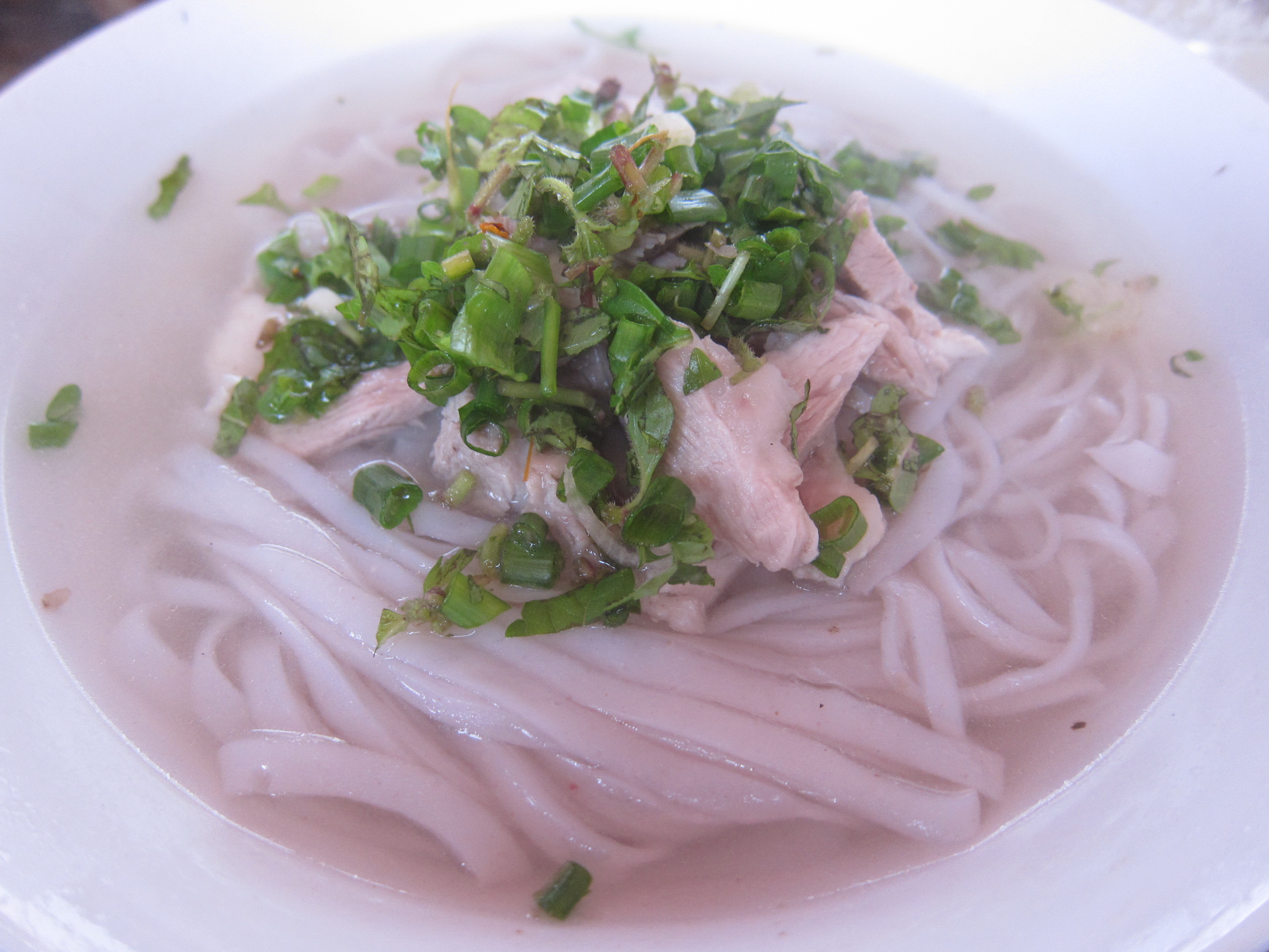 T&ocirc; phở tự n&ecirc;m trong chợ phi&ecirc;n C&aacute;n Cấu