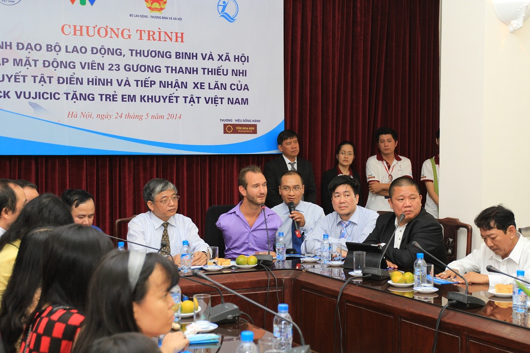 Nick Vujicic tặng xe lăn cho người khuyết tật Việt Nam